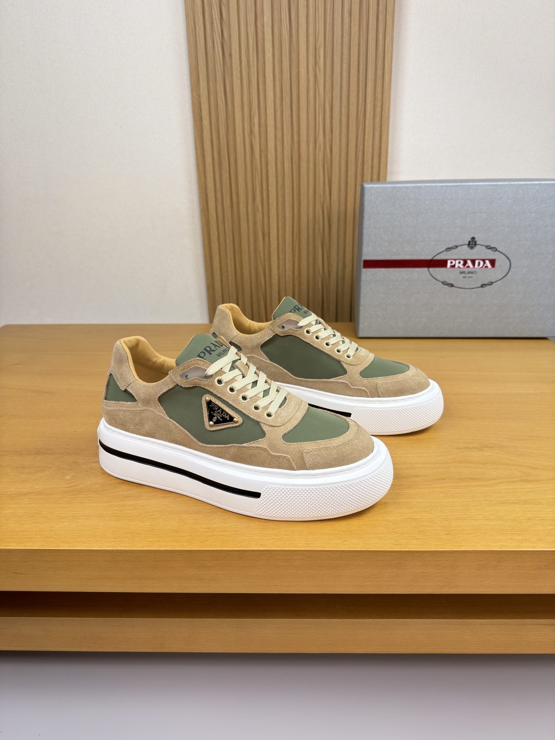 NO:589481,[PRADA] Prada - high-end quality original casual sports shoes - suede calfskin upper, brand canvas fabric, shoe body sewn with brand metal fasteners, tongue. Silk-printed high-frequency brand logo - water-dyed cowhide lining - ultra-light TPU foam outsole; two-color molded outsole - ultra-high quality control, fine workmanship highlighted (high-end, luxury, grade) -Size  38-44 (45, can be customized)·PR0019,,prada,prada,sneakers,cowhide19860909【 PRADA】普拉达  -高端品质 原单·休闲运动鞋 -鞋面反绒小牛皮、品牌帆布布匹、鞋身车缝品牌金属扣件、鞋舌.丝印高周波品牌logo -内里水染牛皮 -大底超轻TPU发泡; 双色成型大底 -超高品控·做工精细凸显(高端·贵气·档次) -Size 38-44（45,可订做)·PR0019,,prada,prada,sneakers,cowhide,Men's shoes