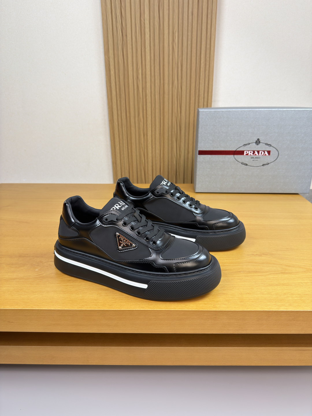 NO:589410,[PRADA] Prada - high-end quality original single casual sports shoes - open-edge beaded calfskin upper, branded canvas fabric, shoe body sewn with branded metal fasteners, tongue. Silk-printed high-frequency brand logo - water-dyed cowhide lining - ultra-light TPU foam outsole; two-color molded outsole - ultra-high quality control, fine workmanship highlighted (high-end, luxury, grade) -Size  38-44 (45, can be customized)·PR0019,,prada,prada,sneakers,cowhide19860909【 PRADA】普拉达  -高端品质 原单·休闲运动鞋 -鞋面开边珠小牛皮、品牌帆布布匹、鞋身车缝品牌金属扣件、鞋舌.丝印高周波品牌logo -内里水染牛皮 -大底超轻TPU发泡; 双色成型大底 -超高品控·做工精细凸显(高端·贵气·档次) -Size 38-44（45,可订做)·PR0019,,prada,prada,sneakers,cowhide,Men's shoes