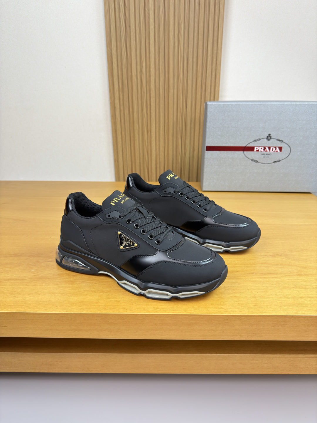 NO:589417,[PRADA] Prada - high-end quality original casual sports shoes - upper silk calfskin, brand canvas fabric, shoe body sewn brand metal fasteners, tongue, heel, silk screen high frequency brand logo - lining brand canvas, feet; water-dyed cowhide - outsole ultra-light TPR rubber, vacuum; molded air bag outsole - ultra-high quality control, fine workmanship highlights (high-end, luxury, grade) -Size  38-44 (45, can be customized)·PR0019,,prada,prada,sneakers,cowhide19860909【 PRADA】普拉达  -高端品质 原单·休闲运动鞋 -鞋面丝绸小牛皮、品牌帆布布匹、鞋身车缝品牌金属扣件、鞋舌.后跟.丝印高周波品牌logo -内里品牌帆布,垫脚；水染牛皮 -大底超轻TPR橡胶·抽真空; 成型气囊大底 -超高品控·做工精细凸显(高端·贵气·档次) -Size 38-44（45,可订做)·PR0019,,prada,prada,sneakers,cowhide,Men's shoes