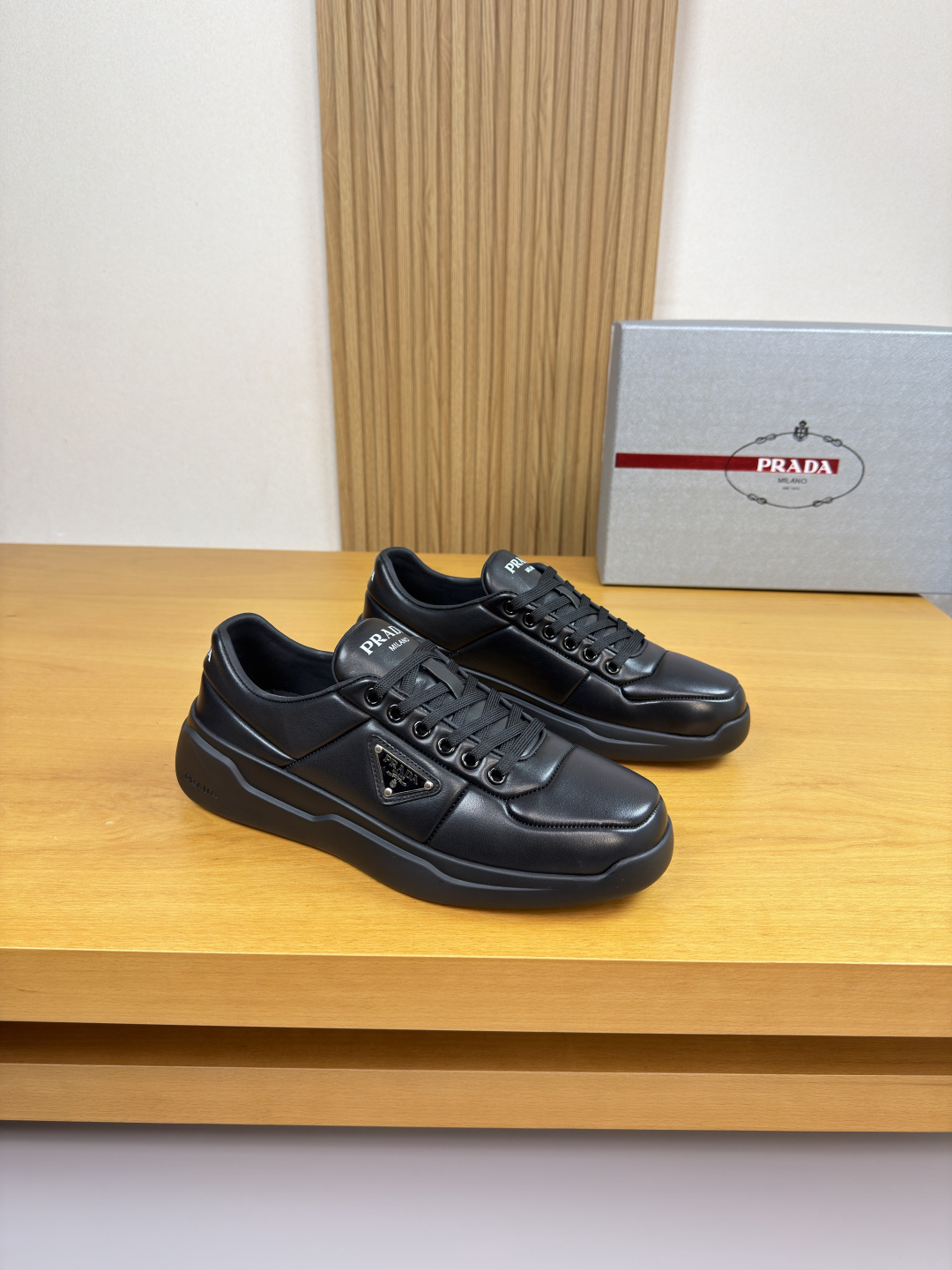 NO:589424,[PRADA] Prada - high-end quality original casual sports shoes - imported nappa calfskin for the upper. Inner stitching technology, branded metal fasteners sewn on the shoe body, tongue and heel. Silk-printed high-frequency brand logo - water-dyed cowhide on the inside - ultra-light TPR rubber on the outsole; two-color molded outsole - ultra-high quality control and fine workmanship (high-end, luxury, grade) -Size  38-44 (45, can be customized)·PR0135,,prada,prada,sneakers,cowhide19860909【 PRADA】普拉达 -高端品质 原单·休闲运动鞋 -鞋面进口纳帕小牛皮.内合车缝线工艺、鞋身车缝品牌金属扣件、鞋舌.后跟.丝印高周波品牌logo -内里水染牛皮 -大底超轻TPR橡胶; 双色成型大底 -超高品控·做工精细凸显(高端·贵气·档次) -Size 38-44（45,可订做)·PR0135,,prada,prada,sneakers,cowhide,Men's shoes