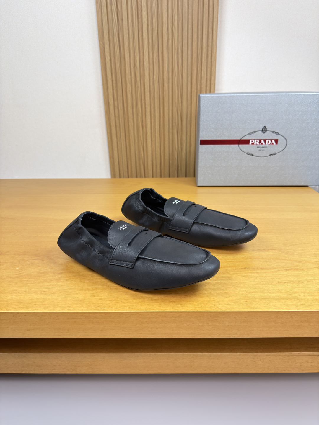 NO:589431,[PRADA] Prada - high-end quality original single slip-on casual sneakers - imported nappa calfskin upper, raised stitching on the sole, elastic band stitching on the shoe collar, tongue. Silk-printed high-frequency brand logo - water-dyed cowhide on the inside - ultra-light TPR rubber on the outsole; molded outsole - ultra-high quality control, fine workmanship highlighted (high-end, luxury, grade) -Size  38-44 (45, can be customized)·PR0135,,prada,prada,cowhide19860909【 PRADA】普拉达 -高端品质 原单·一脚蹬休闲板鞋 -鞋面进口纳帕小牛皮、鞋丹起股车缝线、鞋口车缝松紧带工艺、鞋舌.丝印高周波品牌logo -内里水染牛皮 -大底超轻TPR橡胶; 成型大底 -超高品控·做工精细凸显(高端·贵气·档次) -Size 38-44（45,可订做)·PR0135,,prada,prada,cowhide,Men's shoes