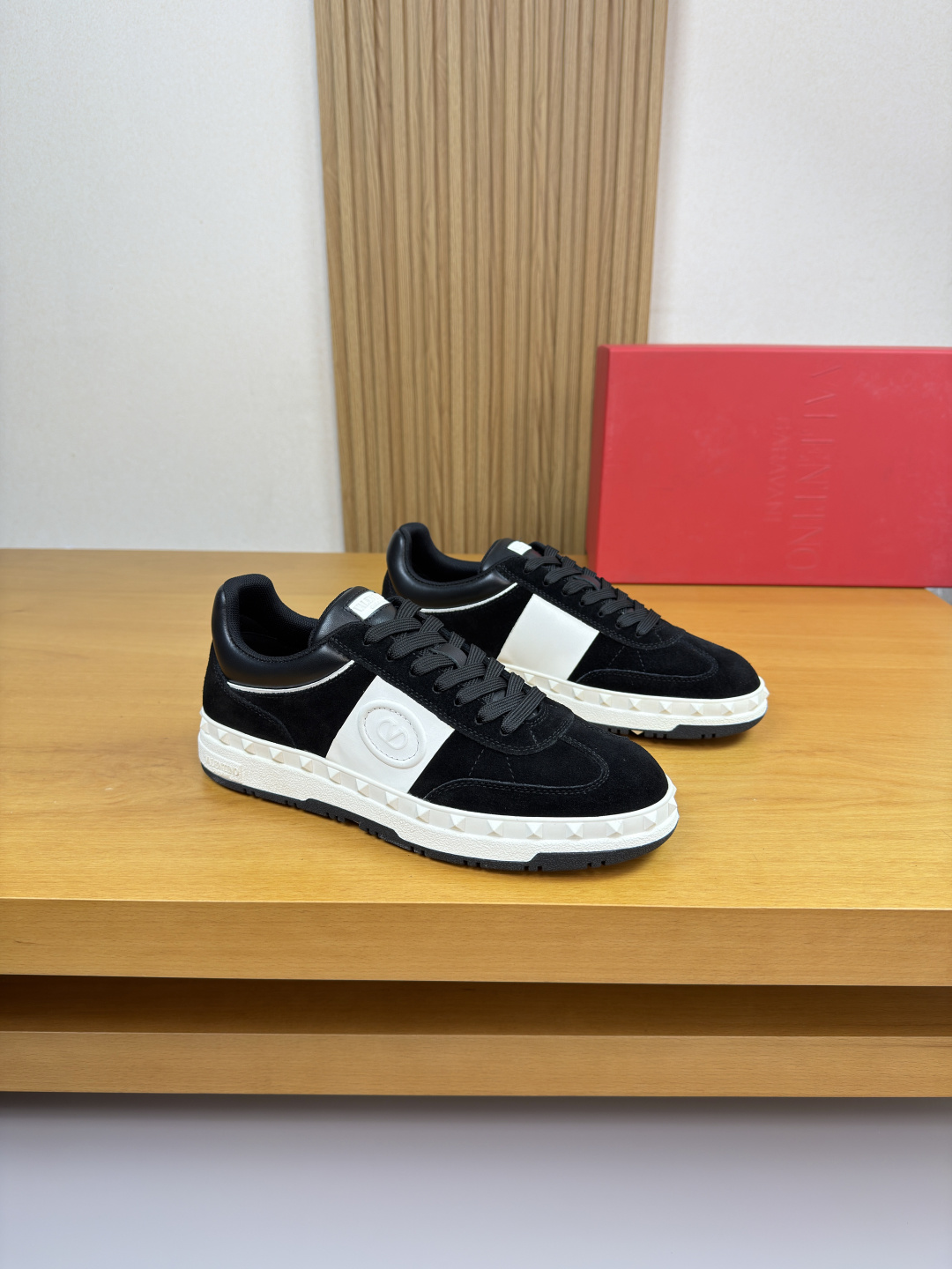 NO:589439,[VALENTINO] Valentino - high-end quality original casual sports sneakers - upper Nappa calfskin, suede calfskin, tongue. Sewn brand plastic module, shoe body sewn brand totem - inner brand canvas, feet; water-dyed cowhide - outsole ultra-light TPR rubber; two-color molded outsole - ultra-high quality control, fine workmanship highlighted (high-end, luxury, grade) -Size  39-44 (38.45. Can be customized)·3300,,valentino,valentino,cowhide19860909【 VALENTINO】华伦天奴 -高端品质 原单·休闲运动板鞋 -鞋面纳帕小牛皮、反绒小牛皮、鞋舌.车缝品牌塑胶模块、鞋身车缝品牌图腾 -内里品牌帆布,垫脚；水染牛皮 -大底超轻TPR·橡胶；双色成型大底 -超高品控·做工精细凸显(高端·贵气·档次) -Size 39-44（38.45.可订做)·3300,,valentino,valentino,cowhide,Men's shoes