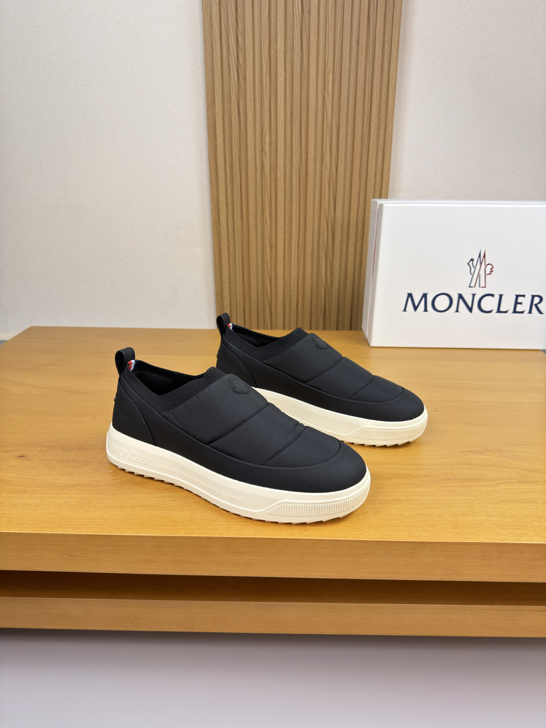 NO:589447,[MONCLER] Moncler (Mongolia) - high-end quality original casual sports shoes - upper; grained calfskin, branded canvas stitching, elastic fly knitting (knitted) cloth at the shoe collar, tongue, heel, sewn brand plastic logo - water-dyed cowhide lining - ultra-light TPR rubber outsole; two-color molded outsole - ultra-high quality control, fine workmanship (high-end, luxury, grade) -Size  39-44 (38, 45, can be customized)·MC0127,,Moncler,Moncler,sneakers,cowhide19860909【MONCLER】盟可睐(蒙口) -高端品质 原单·休闲运动鞋 -鞋面；粒面纹小牛皮、品牌帆布布匹车缝线、鞋口弹力飞织(针织)布匹、鞋舌.后跟.车缝品牌塑胶标识 -内里水染牛皮 -大底超轻TPR.橡胶; 双色成型大底 -超高品控·做工精细凸显 (高端·贵气·档次) -Size 39-44（38,45,可订做)·MC0127,,Moncler,Moncler,sneakers,cowhide,Men's shoes