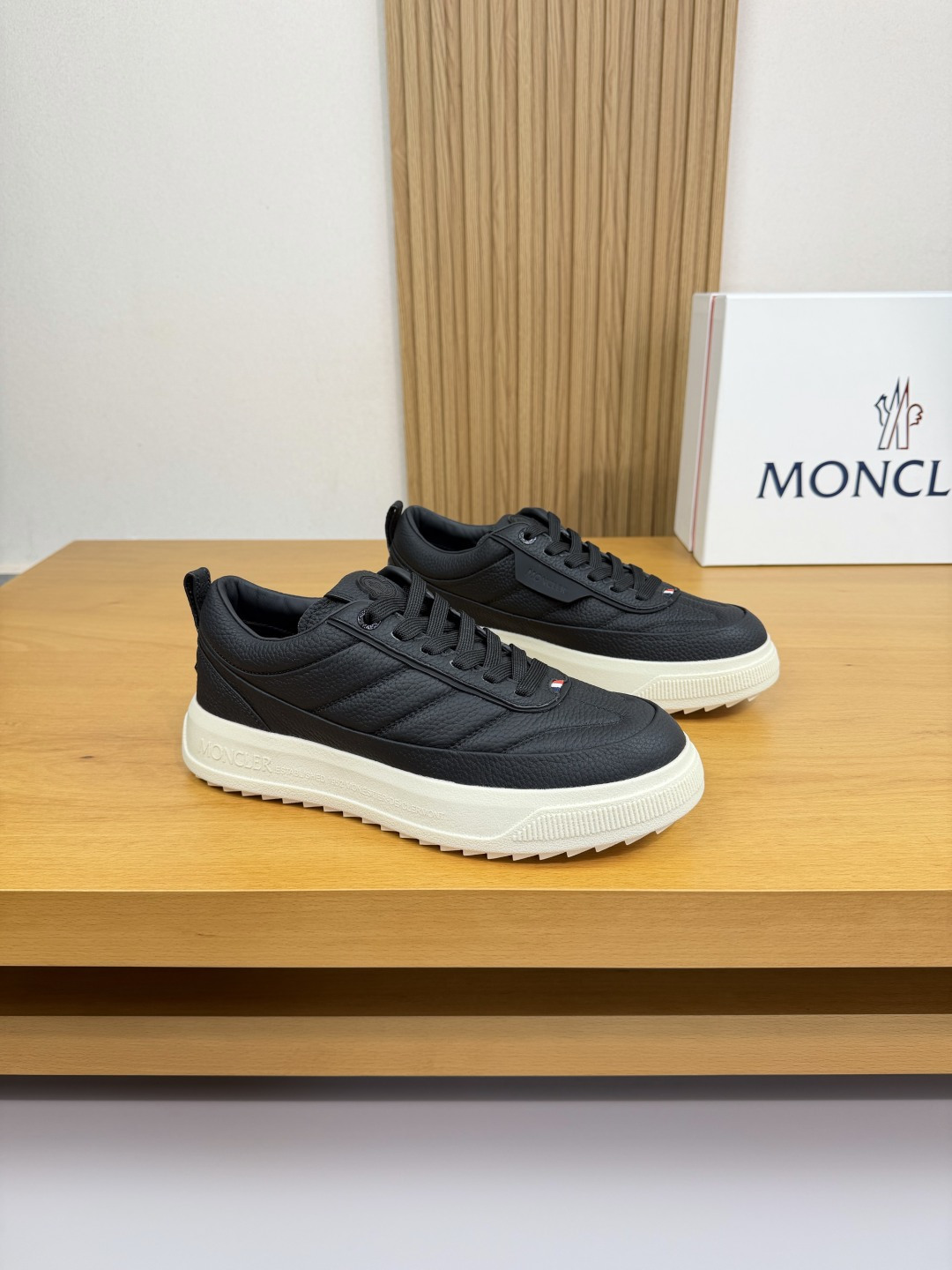 NO:589455,[MONCLER] Moncler (Mongolia) - High-end quality original casual sports shoes - Upper; pebbled calfskin. Stitching process, tongue. Heel. Sewing brand plastic logo - Water-dyed cowhide inside - Outsole ultra-light TPR. Rubber; Two-color molded outsole - Ultra-high quality control, fine workmanship highlighted (high-end, luxury, grade) -Size  39-44 (38, 45, can be customized)·MC0127,,Moncler,Moncler,sneakers,cowhide19860909【MONCLER】盟可睐(蒙口) -高端品质 原单·休闲运动鞋 -鞋面；荔纹小牛皮.车缝线工艺、鞋舌.后跟.车缝品牌塑胶标识 -内里水染牛皮 -大底超轻TPR.橡胶; 双色成型大底 -超高品控·做工精细凸显 (高端·贵气·档次) -Size 39-44（38,45,可订做)·MC0127,,Moncler,Moncler,sneakers,cowhide,Men's shoes