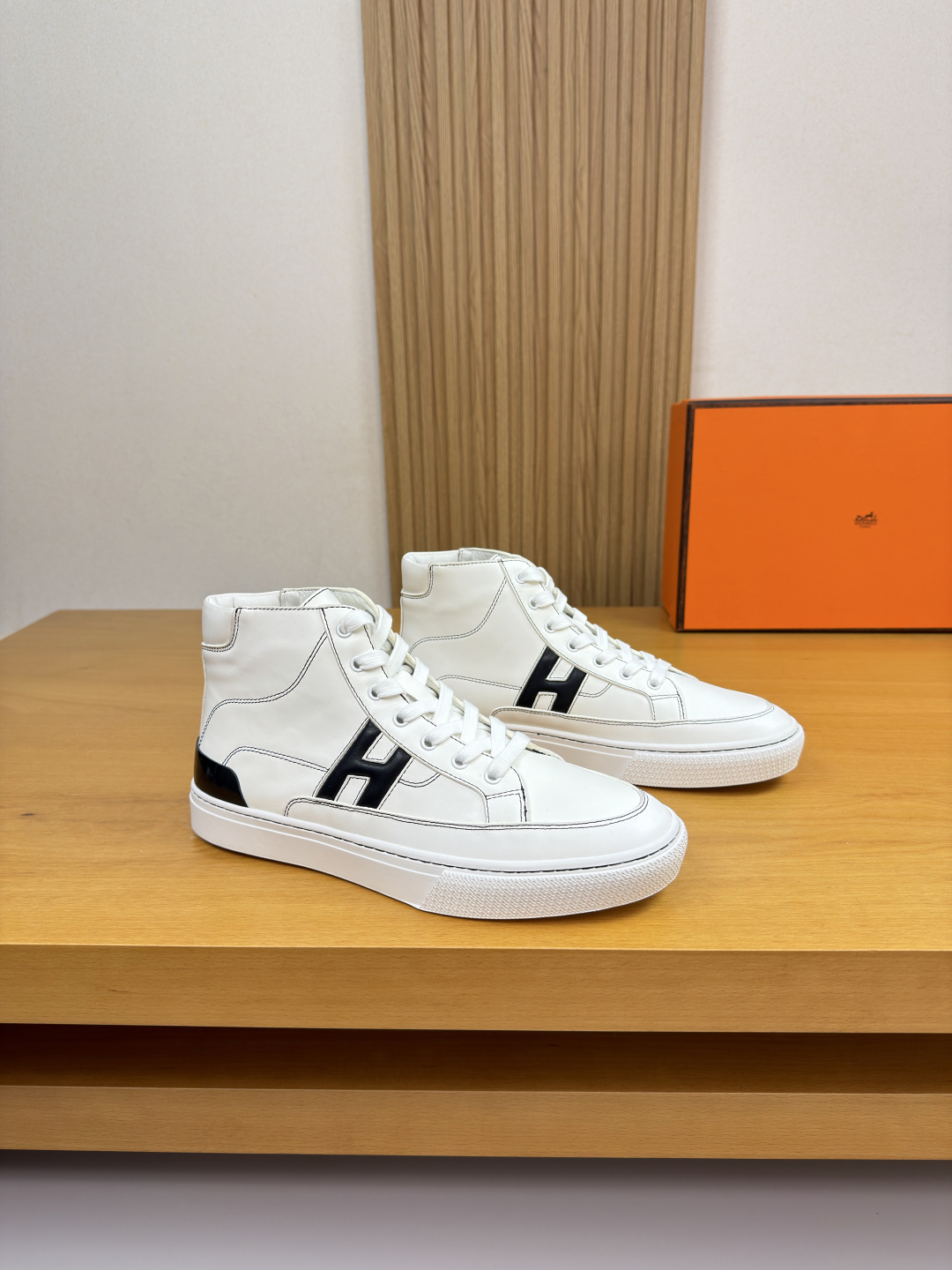 NO:589730,[HERMES] Hermès - high-end quality original high-top casual sports shoes - upper Nappa calfskin, shoe body sewn with brand 'H' totem - lining water-dyed cowhide - outsole ultra-light original TPR. rubber · two-color molded outsole - ultra-high quality control · fine workmanship (high-end, luxury, grade) -Size 38-44 (45, can be customized)·H0116,,hermes,hermes,cowhide19860909【 HERMES】爱马仕 -高端品质 原单·高帮休闲运动板鞋 -鞋面纳帕小牛皮、鞋身车缝品牌'H'图腾 -内里水染牛皮 -大底超轻原版TPR.橡胶·双色成型大底 -超高品控·做工精细凸显(高端·贵气·档次) -Size 38-44（45,可订做)·H0116,,hermes,hermes,cowhide,Men's shoes