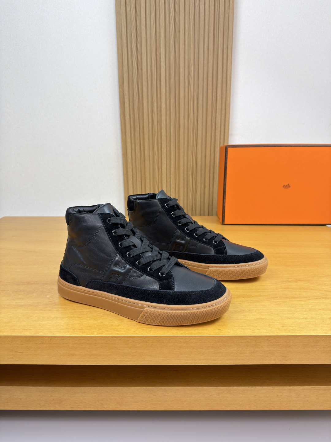 NO:589737,[HERMES] Hermès - high-end quality original high-top casual sports sneakers - upper Nappa calfskin, suede calfskin, shoe body sewing brand 'H' totem - lining water-dyed cowhide - outsole ultra-light original TPR.  38-44 (45, can be customized)·H0116,,hermes,hermes,cowhide19860909【 HERMES】爱马仕 -高端品质 原单·高帮休闲运动板鞋 -鞋面纳帕小牛皮、反绒小牛皮、鞋身车缝品牌'H'图腾 -内里水染牛皮 -大底超轻原版TPR.橡胶·双色成型大底 -超高品控·做工精细凸显(高端·贵气·档次) -Size 38-44（45,可订做)·H0116,,hermes,hermes,cowhide,Men's shoes