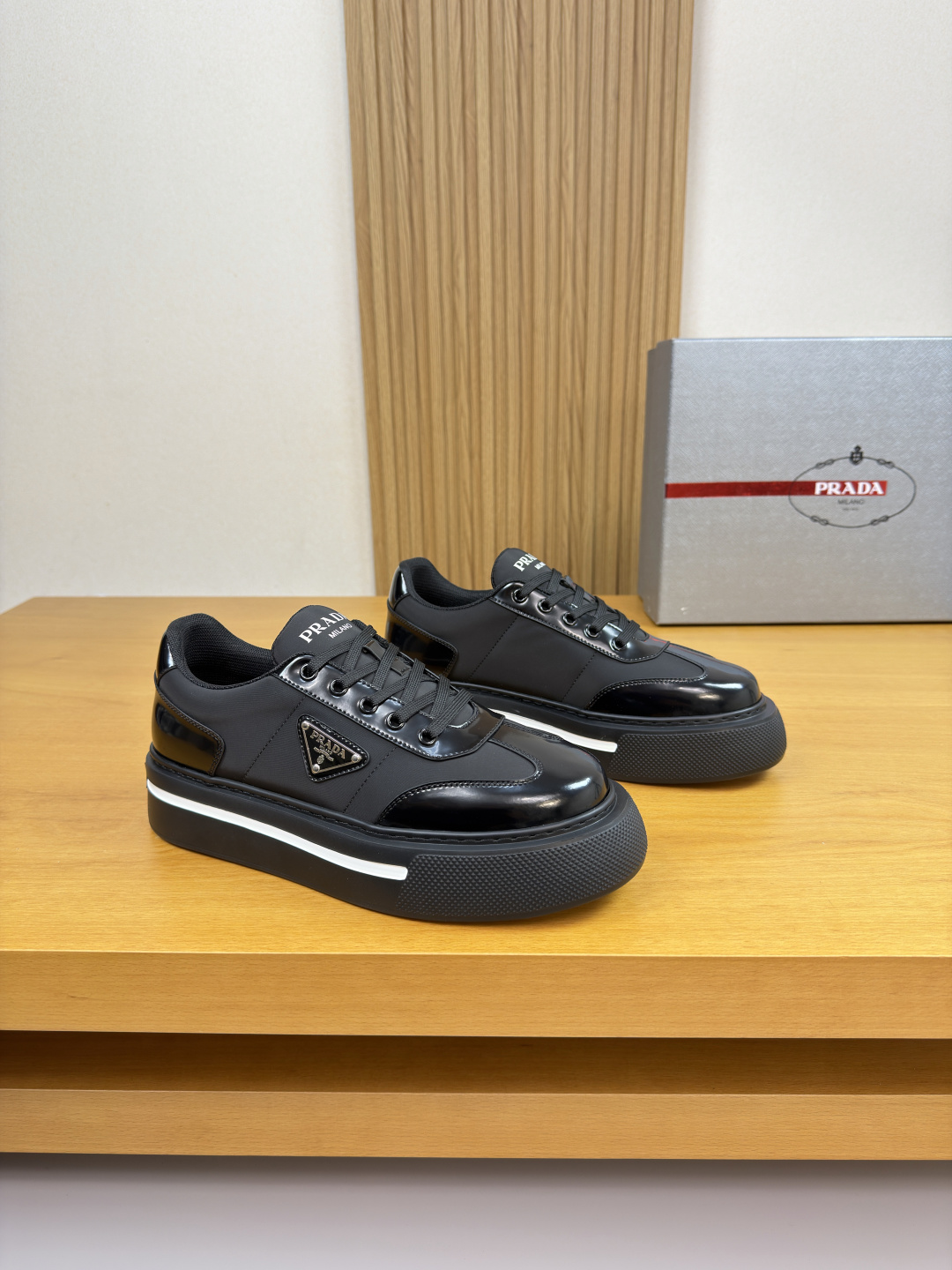 NO:589679,[PRADA] Prada - high-end quality original casual sports shoes - upper with lacquered calfskin, branded high-mercerized canvas, shoe body sewn with branded metal fasteners, tongue. Silk-printed brand logo - lining water-dyed cowhide - outsole ultra-light TPU foam; two-color molded outsole - ultra-high quality control, fine workmanship highlighted (high-end, luxury, grade) -Size  38-44 (45, can be customized)·PRD0195,,prada,prada,sneakers,cowhide19860909【 PRADA】普拉达 -高端品质 原单·休闲运动鞋 -鞋面漆面小牛皮、品牌高丝光帆布、鞋身车缝品牌金属扣件、鞋舌.丝印品牌logo -内里水染牛皮 -大底超轻TPU·发泡; 双色成型大底 -超高品控·做工精细凸显(高端·贵气·档次) -Size 38-44（45,可订做)·PRD0195,,prada,prada,sneakers,cowhide,Men's shoes