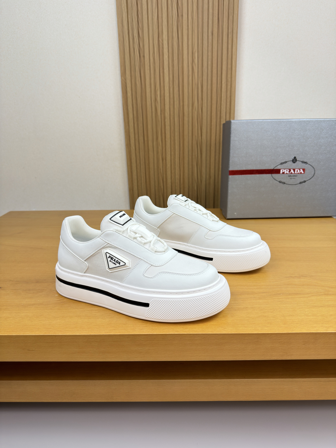 NO:589686,[PRADA] Prada - high-end quality original casual sports shoes - silk calfskin upper, brand canvas, shoe body sewn with brand metal fasteners, tongue, sewn brand plastic logo module - brand canvas lining, feet; water-dyed cowhide - outsole ultra-light TPU foam; two-color molded outsole - ultra-high quality control, fine workmanship highlighted (high-end, luxury, grade) -Size  38-44 (45, can be customized)·PRD0195,,prada,prada,sneakers,cowhide19860909【 PRADA】普拉达 -高端品质 原单·休闲运动鞋 -鞋面丝绸小牛皮、品牌帆布、鞋身车缝品牌金属扣件、鞋舌.车缝品牌塑胶logo模块 -内里品牌帆布,垫脚；水染牛皮 -大底超轻TPU·发泡; 双色成型大底 -超高品控·做工精细凸显(高端·贵气·档次) -Size 38-44（45,可订做)·PRD0195,,prada,prada,sneakers,cowhide,Men's shoes