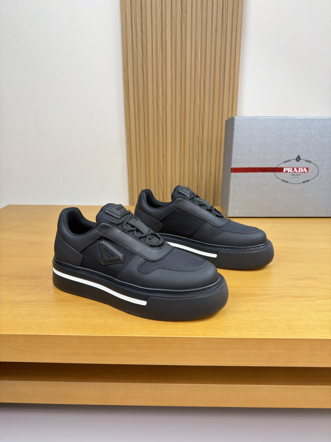 NO:589694,[PRADA] Prada - high-end quality original casual sports shoes - silk calfskin upper, brand canvas, shoe body, tongue, sewn brand plastic logo module - brand canvas lining, feet; water-dyed cowhide - outsole ultra-light TPU foam; two-color molded outsole - ultra-high quality control, fine workmanship highlighted (high-end, luxury, grade) -Size  38-44 (45, can be customized)·PRD0195,,prada,prada,sneakers,cowhide19860909【 PRADA】普拉达 -高端品质 原单·休闲运动鞋 -鞋面丝绸小牛皮、品牌帆布、鞋身.鞋舌.车缝品牌塑胶logo模块 -内里品牌帆布,垫脚；水染牛皮 -大底超轻TPU·发泡; 双色成型大底 -超高品控·做工精细凸显(高端·贵气·档次) -Size 38-44（45,可订做)·PRD0195,,prada,prada,sneakers,cowhide,Men's shoes