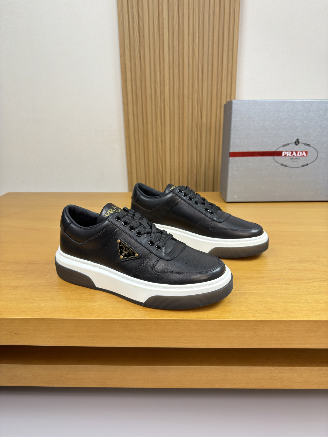 NO:589700,[PRADA] Prada - High-end quality original casual sports shoes - Nappa calfskin upper. Hand-punched soles, branded metal fasteners sewn on the shoe body, tongue and heel. Silk-printed high-frequency brand logo - Water-dyed cowhide inside - Outsole ultra-light TPU foam rubber; two-color molded outsole - Ultra-high quality control, fine workmanship highlighted (high-end, luxury, grade) -Size  39-44 (38,45, can be customized)·03303,,prada,prada,sneakers,cowhide19860909【PRADA】普拉达 -高端品质 原单·休闲运动鞋 -鞋面纳帕小牛皮.鞋丹纯手工打孔、鞋身车缝品牌金属扣件、鞋舌.后跟.丝印高周波品牌logo -内里水染牛皮 -大底超轻TPU发泡·橡胶；双色成型大底 -超高品控·做工精细凸显(高端·贵气·档次) -Size 39-44（38,45,可订做)·03303,,prada,prada,sneakers,cowhide,Men's shoes