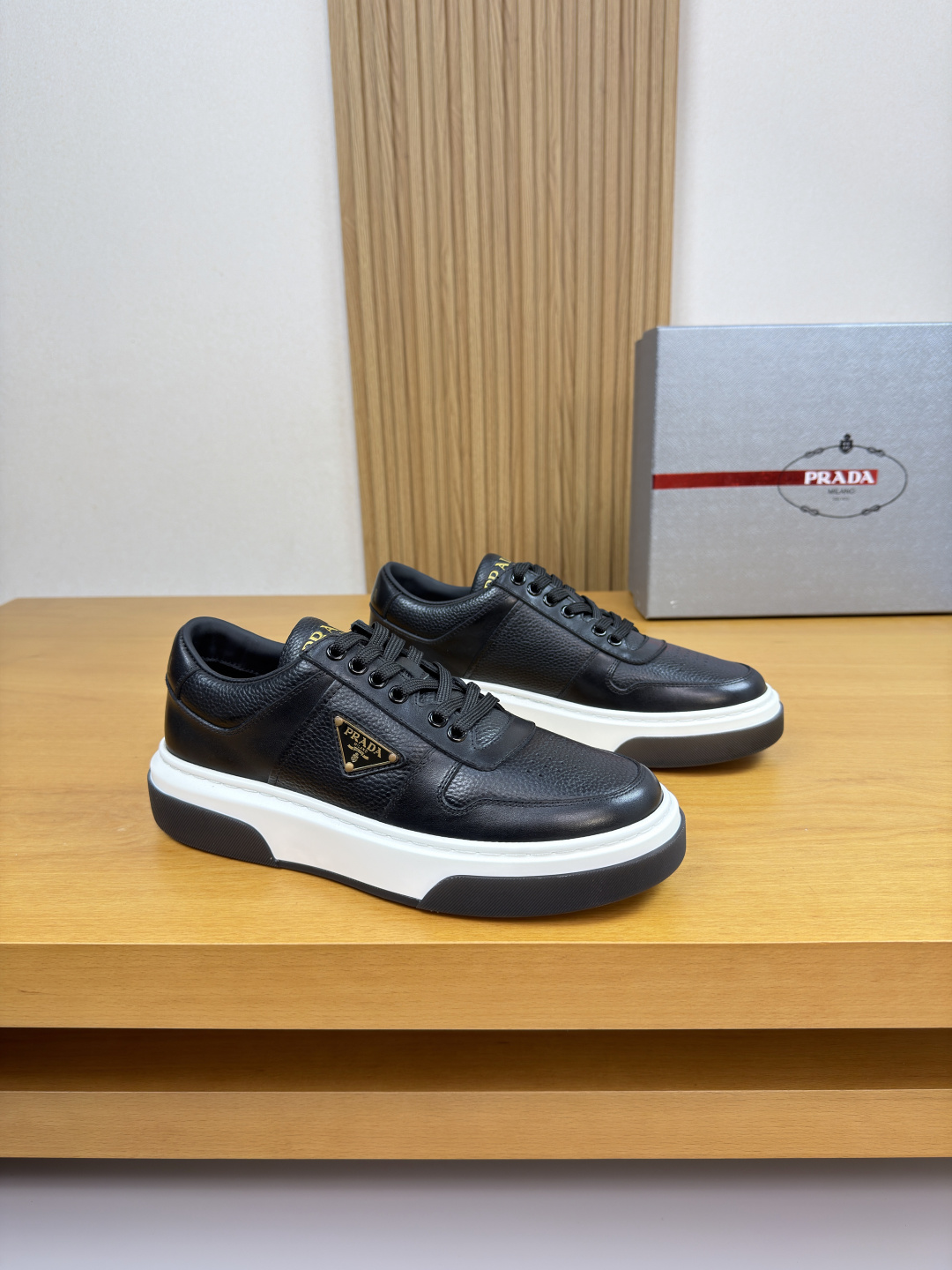 NO:589707,[PRADA] Prada - high-end quality original casual sports shoes - upper Nappa calfskin, pebbled calfskin. Shoes are hand-punched, shoe body is sewn with brand metal fasteners, tongue. Heel. Silk-printed high-frequency brand logo - Water-dyed cowhide inside - Outsole ultra-light TPU foam rubber; two-color molded outsole - Ultra-high quality control, fine workmanship highlighted (high-end, luxury, grade) -Size  39-44 (38,45, can be customized)·03303,,prada,prada,sneakers,cowhide19860909【PRADA】普拉达 -高端品质 原单·休闲运动鞋 -鞋面纳帕小牛皮、荔纹小牛皮.鞋丹纯手工打孔、鞋身车缝品牌金属扣件、鞋舌.后跟.丝印高周波品牌logo -内里水染牛皮 -大底超轻TPU发泡·橡胶；双色成型大底 -超高品控·做工精细凸显(高端·贵气·档次) -Size 39-44（38,45,可订做)·03303,,prada,prada,sneakers,cowhide,Men's shoes
