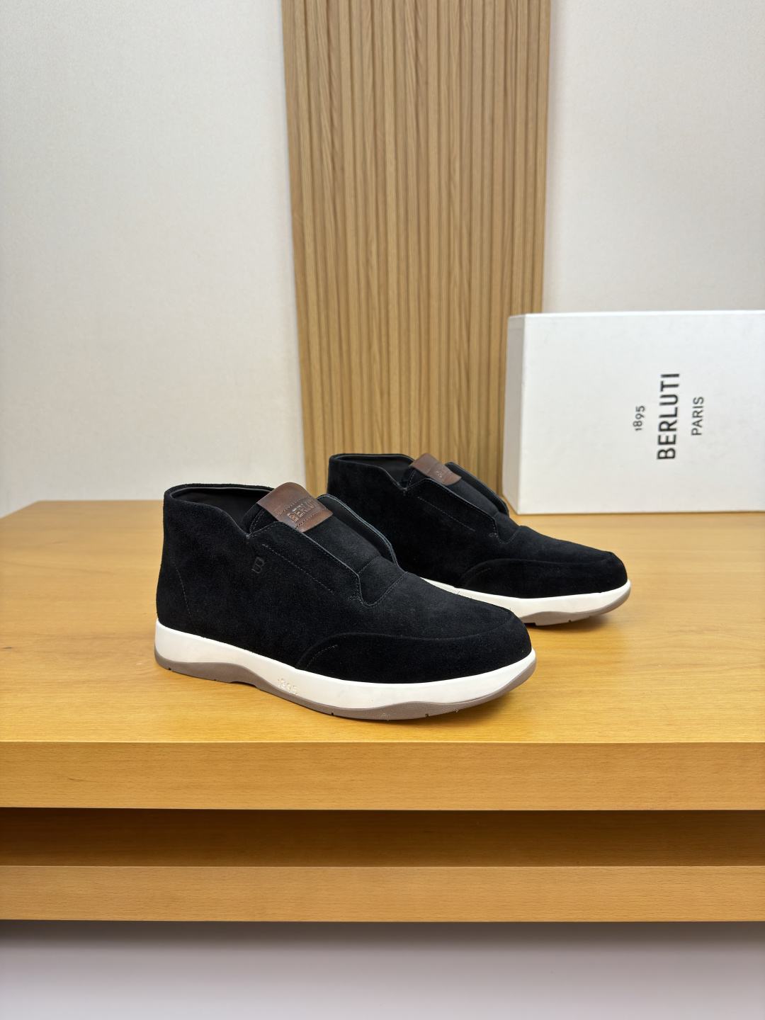 NO:589976,[Berluti] Berluti (Bruti) - high-end quality original high-top casual sports shoes - imported high mercerized suede calfskin upper, shoe body, tongue, air pressure brand logo - water-dyed cowhide lining - ultra-light TPR rubber outsole; two-color molded outsole - ultra-high quality control, fine workmanship highlighted (high-end, luxury, grade) -Size  39-44 (38.45. Can be customized)·B0122,,sneakers,cowhide19860909【 Berluti】伯尔鲁帝(布鲁提) -高端品质 原单·高帮休闲运动鞋 -鞋面进口高丝光反绒小牛皮、鞋身.鞋舌.空压品牌logo -内里水染牛皮 -大底超轻TPR·橡胶；双色成型大底 -超高品控·做工精细凸显( 高端·贵气·档次 ) -Size 39-44（38.45.可订做)·B0122,,sneakers,cowhide,Men's shoes