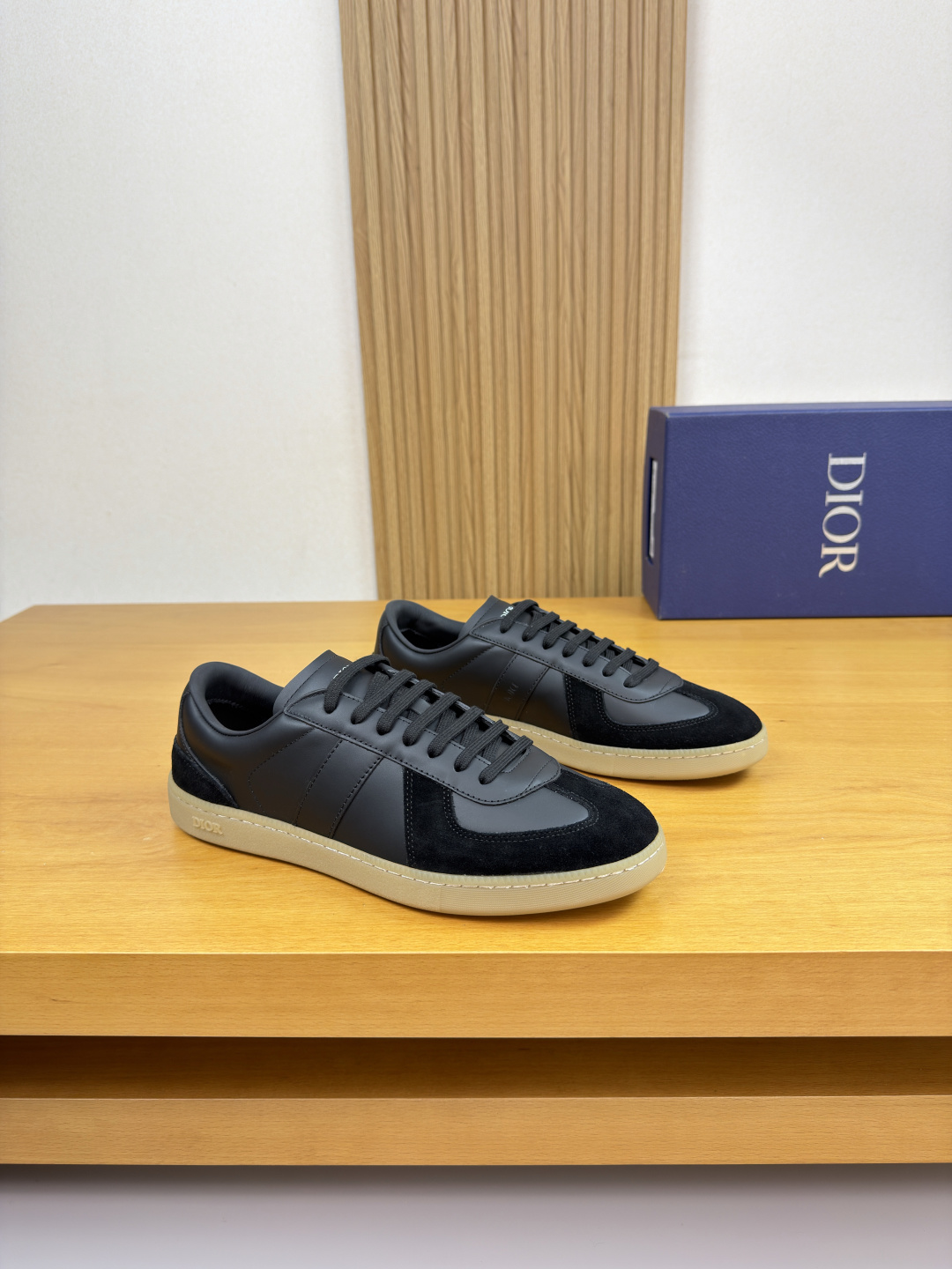 NO:589930,[Dior] Dior - high-end quality original casual sports sneakers - upper Nappa calfskin, suede calfskin, tongue and heel; silk screen high-frequency brand logo, inner side air-pressure brand logo - water-dyed cowhide inside, feet; brand canvas - original ultra-light TPR rubber; molded outsole - ultra-high quality control, fine workmanship highlighted (high-end, luxury, grade) -Size  39-44 (38, 45, 46, can be customized)·D9285,,dior,dior,cowhide19860909【 Dior】迪奥 -高端品质 原单·休闲运动板鞋 -鞋面纳帕小牛皮、反绒小牛皮、鞋舌.后跟；丝印高周波品牌logo、内帮空压品牌logo -内里水染牛皮,垫脚; 品牌帆布 -原版超轻TPR·橡胶；成型大底 -超高品控·做工精细凸显(高端·贵气·档次) -Size 39-44（38、45、46,可订做)·D9285,,dior,dior,cowhide,Men's shoes