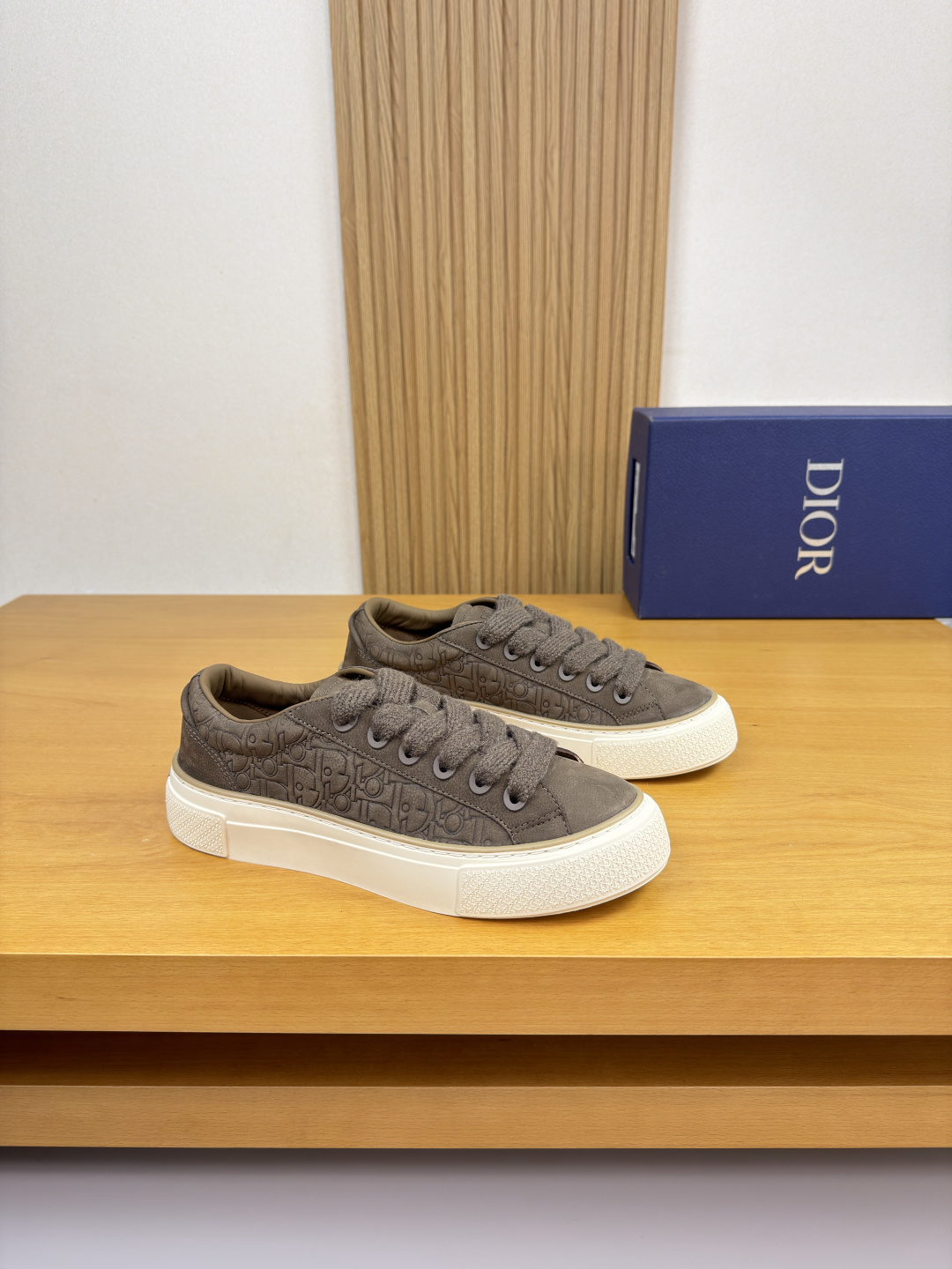 NO:589935,[Dior] Dior - high-end quality original casual sports sneakers - frosted pebbled calfskin upper. Air-pressured brand totem, tongue. Silk-printed high-frequency brand logo - water-dyed cowhide inside, feet; brand canvas - original ultra-light TPR rubber; two-color molded outsole - ultra-high quality control, fine workmanship highlighted (high-end, luxury, grade) -Size  39-44 (38, 45, 46, can be customized)·D9285,,dior,dior,cowhide19860909【 Dior】迪奥 -高端品质 原单·休闲运动板鞋 -鞋面磨砂荔纹小牛皮.空压品牌图腾、鞋舌.丝印高周波品牌logo -内里水染牛皮,垫脚; 品牌帆布 -原版超轻TPR·橡胶；双色成型大底 -超高品控·做工精细凸显(高端·贵气·档次) -Size 39-44（38、45、46,可订做)·D9285,,dior,dior,cowhide,Men's shoes