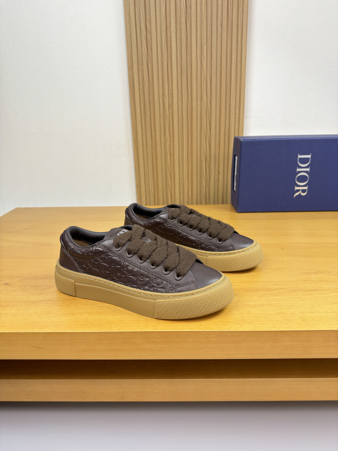 NO:589939,[Dior] Dior - High-end quality original casual sports sneakers - Pebbled calfskin upper. Air-pressured brand totem, tongue. Silk-printed high-frequency brand logo - Water-dyed cowhide inside, feet; brand canvas - Original ultra-light TPR rubber; two-color molded outsole - Ultra-high quality control, fine workmanship highlighted (high-end, luxury, grade) -Size  39-44 (38, 45, 46, can be customized)·D9285,,dior,dior,cowhide19860909【 Dior】迪奥 -高端品质 原单·休闲运动板鞋 -鞋面荔纹小牛皮.空压品牌图腾、鞋舌.丝印高周波品牌logo -内里水染牛皮,垫脚; 品牌帆布 -原版超轻TPR·橡胶；双色成型大底 -超高品控·做工精细凸显(高端·贵气·档次) -Size 39-44（38、45、46,可订做)·D9285,,dior,dior,cowhide,Men's shoes