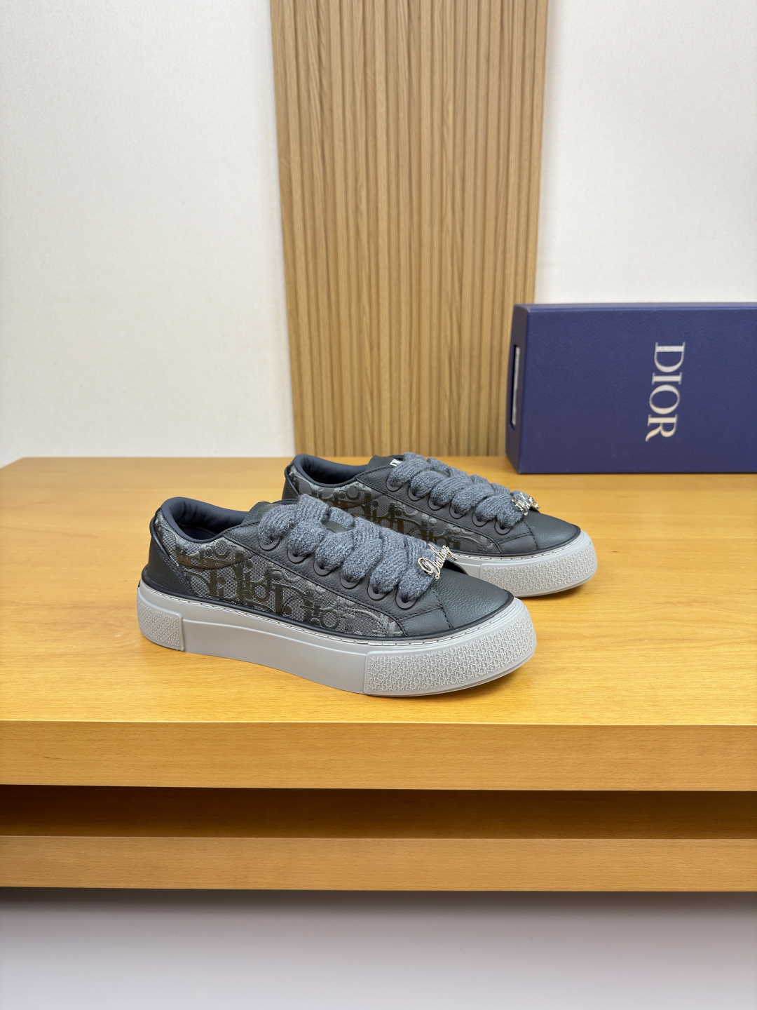 NO:589943,[Dior] Dior - High-end quality original casual sports sneakers - Pebbled calfskin upper, brand canvas embroidered brand totem, tongue. Silk screen high frequency brand logo - Water-dyed cowhide inside, feet; brand canvas - Original ultra-light TPR rubber; two-color molded outsole - Ultra-high quality control, fine workmanship highlighted (high-end, luxury, grade) -Size  39-44 (38, 45, 46, can be customized)·D9285,,dior,dior,cowhide19860909【 Dior】迪奥 -高端品质 原单·休闲运动板鞋 -鞋面荔纹小牛皮、品牌帆布刺绣品牌图腾、鞋舌.丝印高周波品牌logo -内里水染牛皮,垫脚; 品牌帆布 -原版超轻TPR·橡胶；双色成型大底 -超高品控·做工精细凸显(高端·贵气·档次) -Size 39-44（38、45、46,可订做)·D9285,,dior,dior,cowhide,Men's shoes