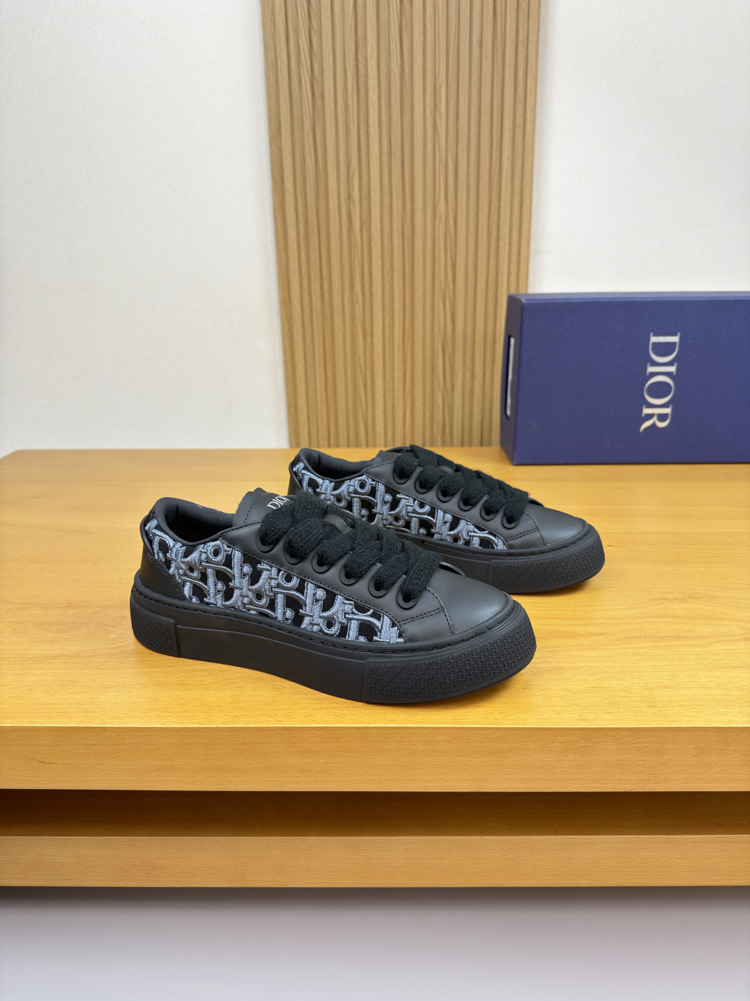 NO:589947,[Dior] Dior - High-end quality original casual sports sneakers - Nappa calfskin upper, brand canvas embroidered brand totem, tongue. Silk-printed high-frequency brand logo - Water-dyed cowhide inside, feet; brand canvas - Original ultra-light TPR rubber; two-color molded outsole - Ultra-high quality control, fine workmanship highlighted (high-end, luxury, grade) -Size  39-44 (38, 45, 46, can be customized)·D9285,,dior,dior,cowhide19860909【 Dior】迪奥 -高端品质 原单·休闲运动板鞋 -鞋面纳帕小牛皮、品牌帆布刺绣品牌图腾、鞋舌.丝印高周波品牌logo -内里水染牛皮,垫脚; 品牌帆布 -原版超轻TPR·橡胶；双色成型大底 -超高品控·做工精细凸显(高端·贵气·档次) -Size 39-44（38、45、46,可订做)·D9285,,dior,dior,cowhide,Men's shoes