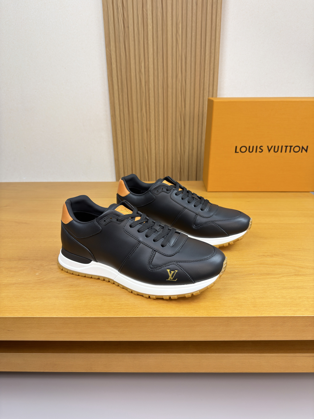 NO:589952,[Louis Vuitton] Louis Vuitton - High-end quality original casual sports shoes - Nappa calfskin upper, toe, tongue, and heel; silk screen high-frequency brand logo, perfect splicing - water-dyed cowhide lining - ultra-light TPU outsole. Rubber foam; combined molded outsole - ultra-high quality control, fine workmanship (high-end, luxury, grade) -Size  39-44 (38,45, can be customized)·L0146,,louis vuitton,louis vuitton,sneakers,cowhide19860909【Louis Vuitton】路易威登 -高端品质 原单·休闲运动鞋 -鞋面纳帕小牛皮、鞋头.鞋舌.后跟；丝印高周波品牌logo、完美拼接 -内里水染牛皮 -大底超轻TPU.橡胶发泡; 组合成型大底 -超高品控·做工精细凸显(高端·贵气·档次) -Size 39-44（38,45,可订做)·L0146,,louis vuitton,louis vuitton,sneakers,cowhide,Men's shoes