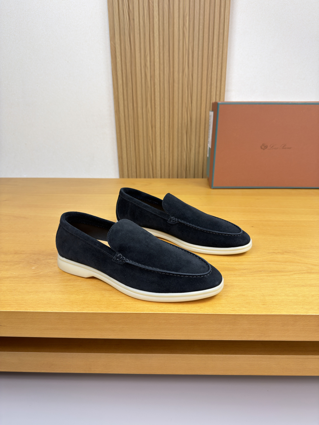 NO:604198,[Loro piana] LP - High-end quality original slip-on casual shoes - Imported high mercerized suede calf leather on the upper, stitched mark thread on the outside of the shoe tab, and air-pressured brand totem on the heel - Water-dyed cow leather on the inside - Ultra-light TPR rubber on the outsole; molded outsole - Ultra-high quality control, fine workmanship (high-end, luxury, grade) -Size 39-44 (38, 45, 46, can be customized),, loro  piana,loro piana,cowhide19860909【Loro piana】LP  -高端品质 原单·一脚蹬休闲鞋 -鞋面进口高丝光反绒小牛皮、鞋丹外合车缝马克线、后跟空压品牌图腾 -内里水染牛皮 -大底超轻TPR·橡胶；成型大底 -超高品控·做工精细凸显(高端·贵气·档次) -Size 39-44（38,45,46,可订做),,loro piana,loro piana,cowhide,Men's shoes