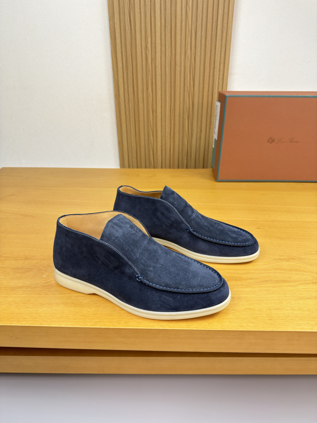 NO:604203,[Loro piana] LP - High-end quality original high-top slip-on casual shoes - Imported high mercerized suede calf leather on the upper, sewing mark thread on the outside of the shoe tab, and air-pressured brand totem on the heel - Water-dyed cow leather on the inside - Ultra-light TPR rubber outsole; molded outsole - Ultra-high quality control, fine workmanship highlighted (high-end, luxury, grade) -Size  39-44 (38, 45, 46, can be customized),,loro piana,loro piana,cowhide19860909【Loro piana】LP  -高端品质 原单·高帮一脚蹬休闲鞋 -鞋面进口高丝光反绒小牛皮、鞋丹外合车缝马克线、后跟空压品牌图腾 -内里水染牛皮 -大底超轻TPR·橡胶；成型大底 -超高品控·做工精细凸显(高端·贵气·档次) -Size 39-44（38,45,46,可订做),,loro piana,loro piana,cowhide,Men's shoes
