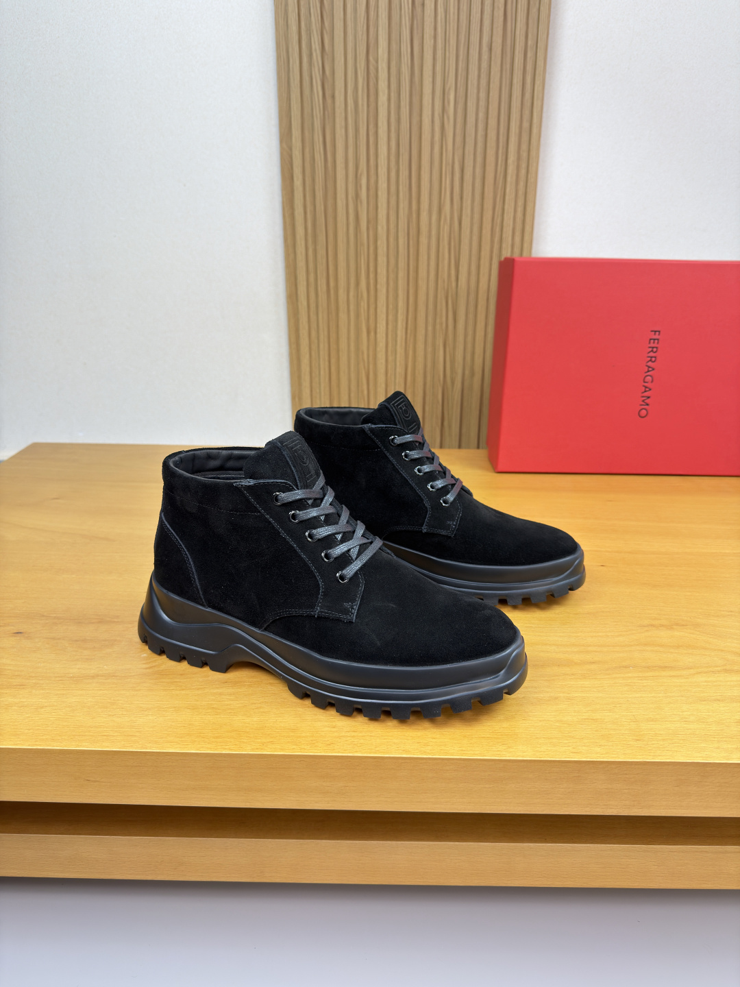 NO:604208,[Ferragamo] Ferragamo - High-end quality original order. High-top shoes - Upper with high mercerized suede calfskin, tongue air-pressure brand totem, perfect splicing - Australian wool lining - Outsole ultra-light TPU foam; molded outsole - Ultra-high quality control, fine workmanship highlighted (high-end, luxury, grade) -Size  39-44 (38, 45, 46, can be customized)·FR03303,,ferragamo,ferragamo,cowhide19860909【 Ferragamo】菲拉格慕 -高端品质 原单.高帮鞋 -鞋面高丝光反绒小牛皮、鞋舌空压品牌图腾、完美拼接 -内里澳洲羊毛 -大底超轻TPU发泡；成型大底 -超高品控·做工精细凸显(高端·贵气·档次) -Size 39-44（38,45,46,可订做)·FR03303,,ferragamo,ferragamo,cowhide,Men's shoes