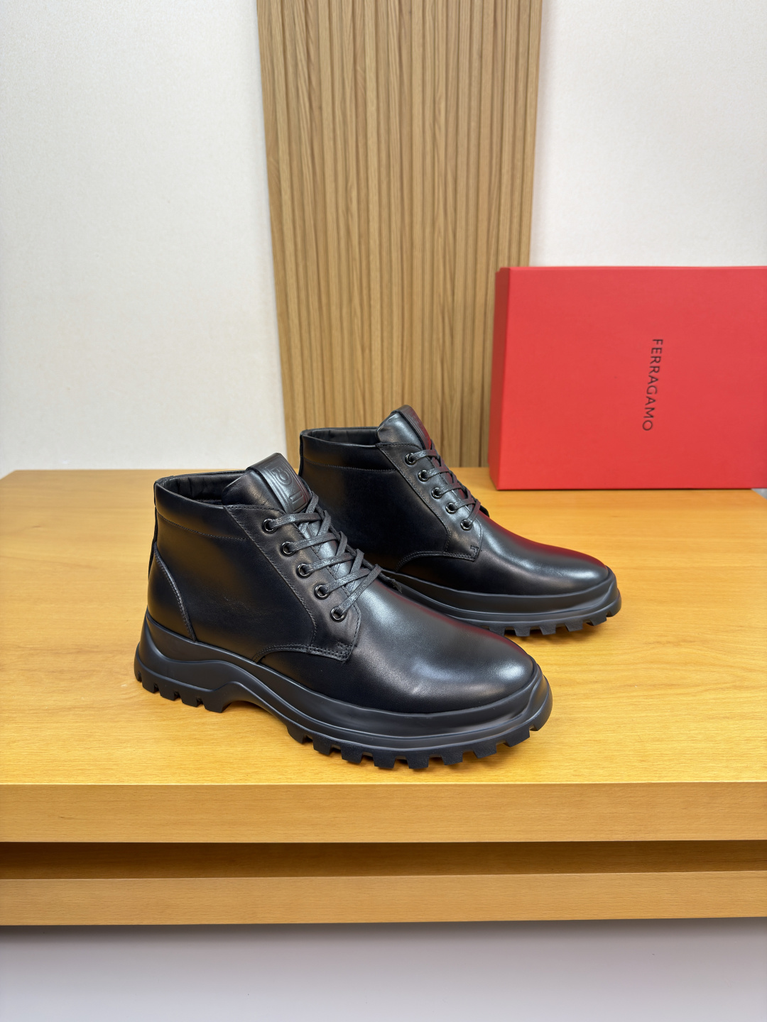 NO:604159,[Ferragamo] Ferragamo - high-end quality original order. High-top shoes - upper Nappa calfskin, tongue air-pressure brand totem, perfect splicing - lining Australian wool - outsole ultra-light TPU foam; molded outsole - ultra-high quality control, fine workmanship highlighted (high-end, luxury, grade) -Size  39-44 (38, 45, 46, can be customized)·FR03303,,ferragamo,ferragamo,cowhide19860909【 Ferragamo】菲拉格慕 -高端品质 原单.高帮鞋 -鞋面纳帕小牛皮、鞋舌空压品牌图腾、完美拼接 -内里澳洲羊毛 -大底超轻TPU发泡；成型大底 -超高品控·做工精细凸显(高端·贵气·档次) -Size 39-44（38,45,46,可订做)·FR03303,,ferragamo,ferragamo,cowhide,Men's shoes