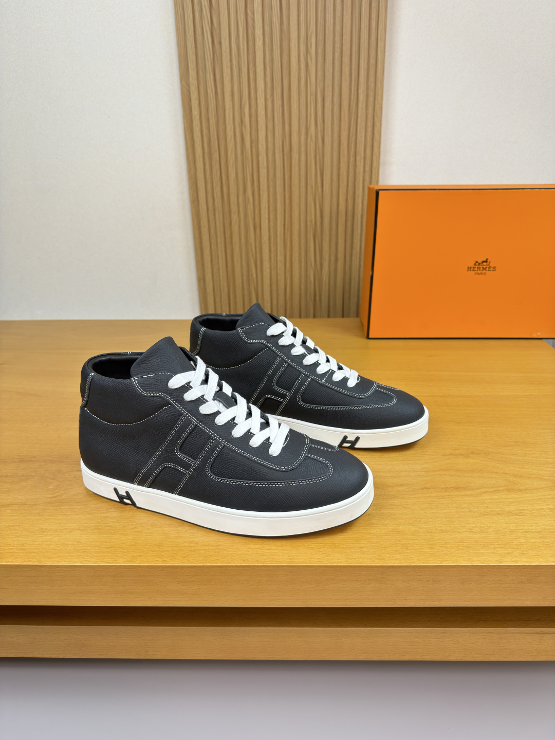 NO:604171,[HERMES] Hermès - high-end quality original high-top casual sports sneakers - upper palm-printed calfskin, shoe body sewing brand 'H' totem, heel air-pressure brand logo - lining water-dyed cowhide - outsole ultra-light original TPR.  38-44 (45, can be customized)·H0116,,hermes,hermes,cowhide19860909【 HERMES】爱马仕 -高端品质 原单·高帮休闲运动板鞋 -鞋面手掌纹小牛皮、鞋身车缝品牌'H'图腾、后跟空压品牌logo -内里水染牛皮 -大底超轻原版TPR.橡胶·双色成型大底 -超高品控·做工精细凸显(高端·贵气·档次) -Size 38-44（45,可订做)·H0116,,hermes,hermes,cowhide,Men's shoes