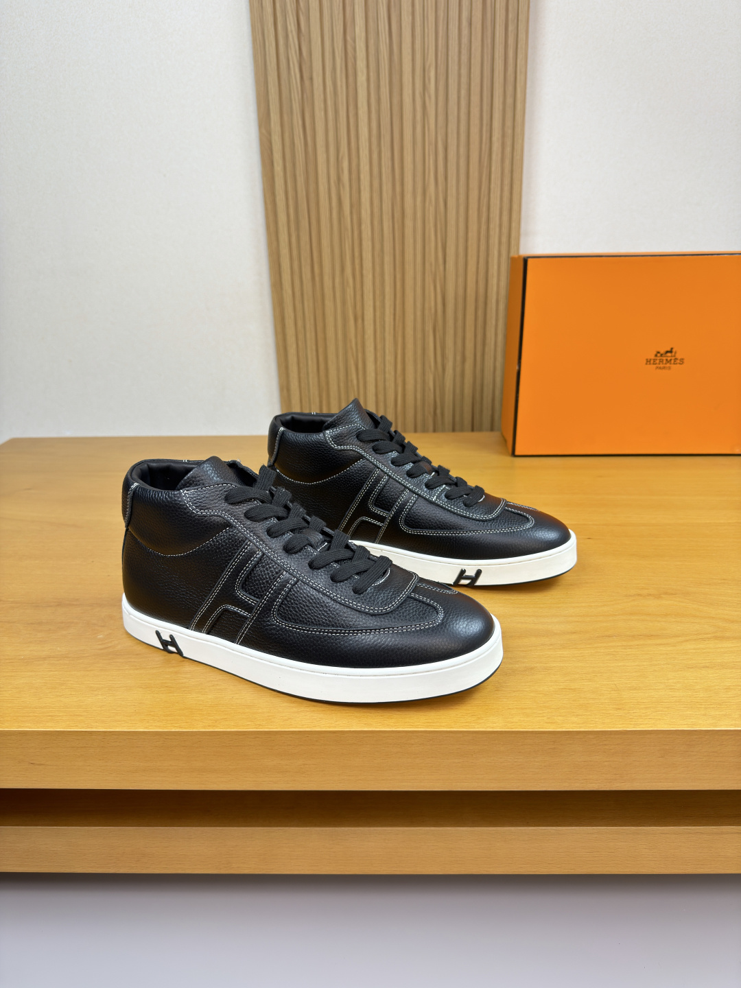 NO:604177,[HERMES] Hermès - high-end quality original high-top casual sports sneakers - pebbled calfskin on the upper, brand 'H' totem sewn on the shoe body, air-pressure brand logo on the heel - water-dyed cowhide on the inside - ultra-light original TPR.  38-44 (45, can be customized)·H0116,,hermes,hermes,cowhide19860909【 HERMES】爱马仕 -高端品质 原单·高帮休闲运动板鞋 -鞋面荔纹小牛皮、鞋身车缝品牌'H'图腾、后跟空压品牌logo -内里水染牛皮 -大底超轻原版TPR.橡胶·双色成型大底 -超高品控·做工精细凸显(高端·贵气·档次) -Size 38-44（45,可订做)·H0116,,hermes,hermes,cowhide,Men's shoes