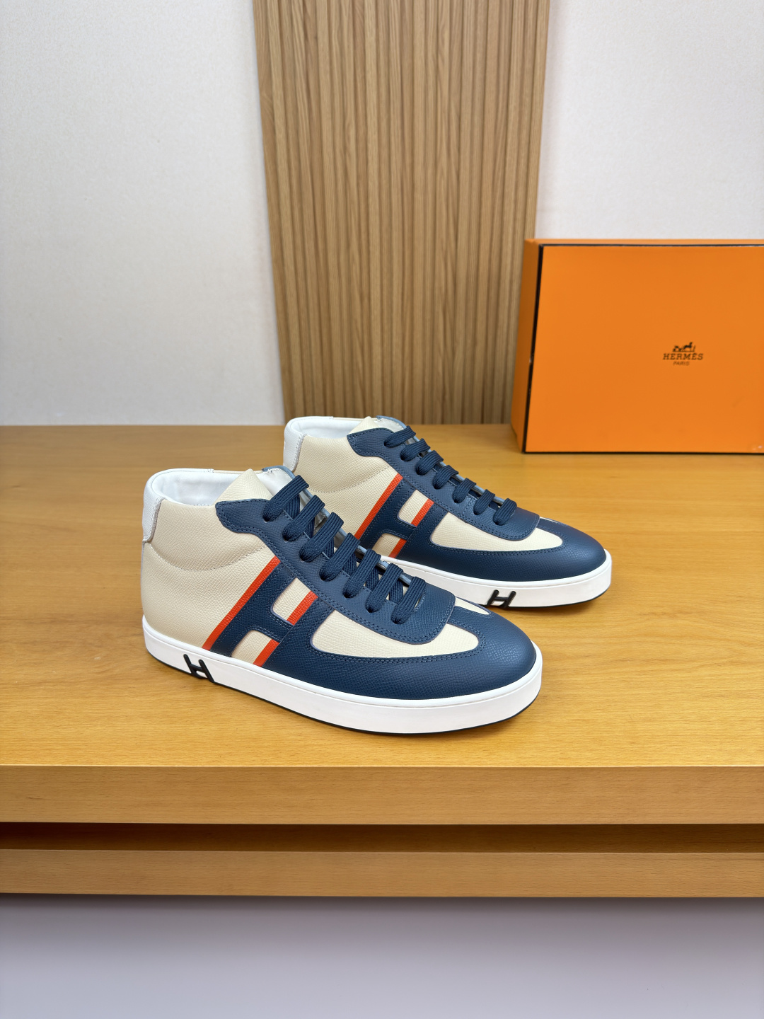 NO:604183,[HERMES] Hermès - high-end quality original casual sports sneakers - upper palm-printed calfskin, shoe body sewn with color-printed brand 'H' totem, heel air-pressure brand logo - lining water-dyed cowhide - outsole ultra-light original TPR.  38-44 (45, can be customized)·H0116,,hermes,hermes,cowhide19860909【 HERMES】爱马仕 -高端品质 原单·休闲运动板鞋 -鞋面手掌纹小牛皮、鞋身车缝彩印品牌'H'图腾、后跟空压品牌logo -内里水染牛皮 -大底超轻原版TPR.橡胶·双色成型大底 -超高品控·做工精细凸显(高端·贵气·档次) -Size 38-44（45,可订做)·H0116,,hermes,hermes,cowhide,Men's shoes