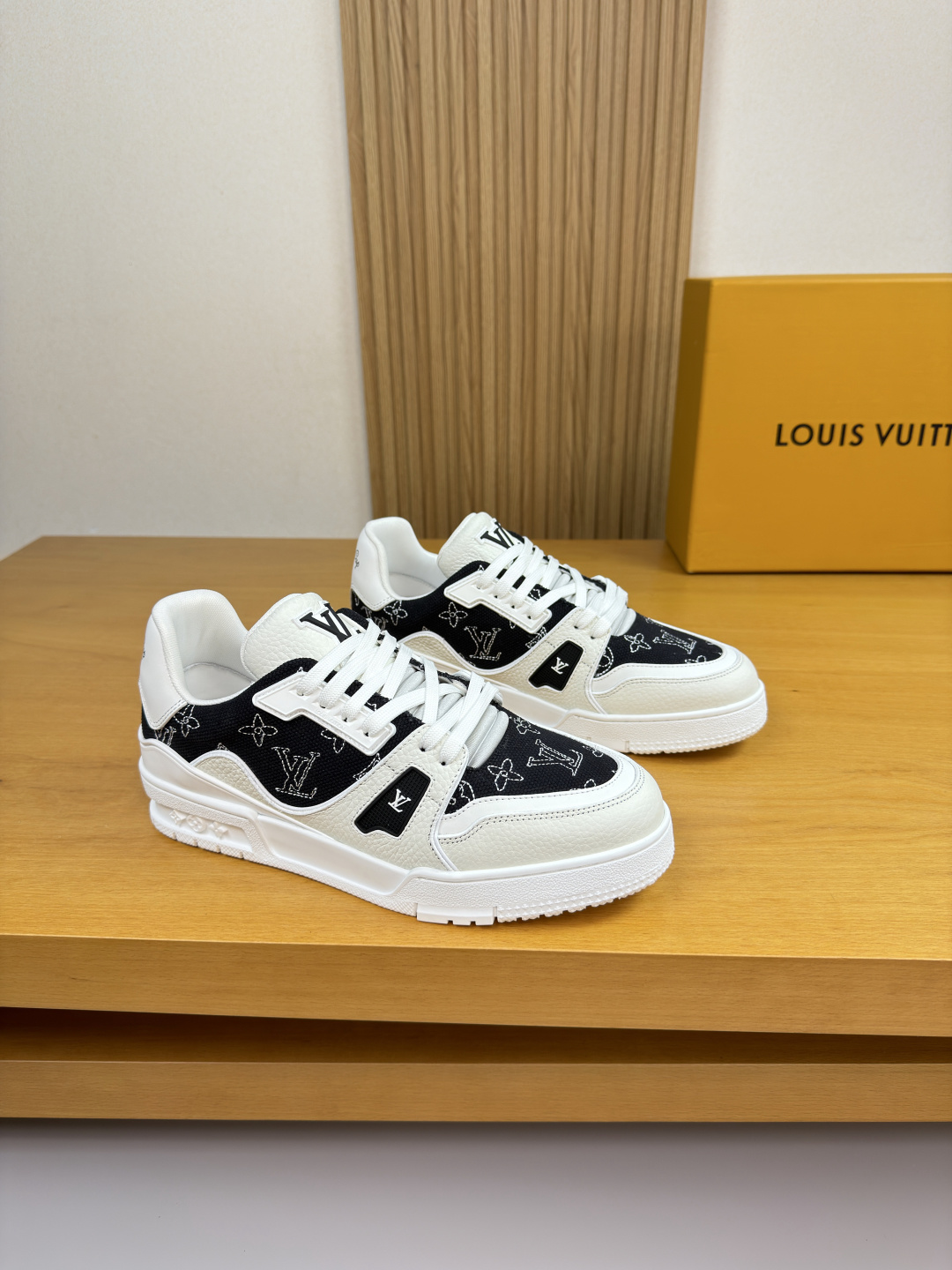 NO:604193,[Louis Vuitton] Louis Vuitton - High-end quality original casual sports shoes - Pebbled calfskin upper, brand high mercerized canvas. Embroidered brand totem, shoe body, tongue, sewing brand totem injection molding module, heel; silk screen high frequency brand LOGO - lining brand canvas - outsole original TPR rubber; two-color molded outsole - ultra-high quality control, fine workmanship highlighted (high-end, luxury, grade) -Size  39-44 (38,45, can be customized)·L0111,,louis vuitton,louis vuitton,sneakers,cowhide19860909【Louis Vuitton】路易威登 -高端品质 原单·休闲运动鞋 -鞋面荔纹小牛皮、品牌高丝光帆布.刺绣品牌图腾、鞋身.鞋舌.车缝品牌图腾注塑模块、后跟；丝印高周波品牌LOGO -内里品牌帆布 -大底原版TPR橡胶；双色成型大底 -超高品控·做工精细凸显(高端·贵气·档次) -Size 39-44（38,45,可订做)·L0111,,louis vuitton,louis vuitton,sneakers,cowhide,Men's shoes