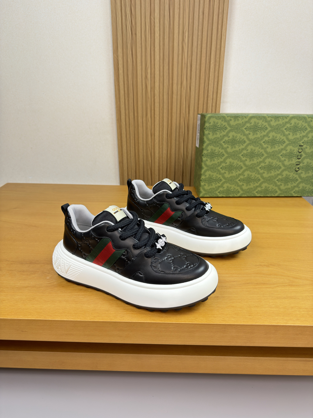 NO:604199,[Gucci] Gucci - high-end quality original casual sports shoes - imported nappa calfskin upper, air-pressured nappa calfskin shoe body brand totem, shoe body sewn brand webbing, tongue. Sewn brand webbing logo cloth label. Brand metal fasteners - inner brand canvas, foot pads; water-dyed cowhide - outsole ultra-light TPU foam · rubber two-color molded outsole - ultra-high quality control · fine workmanship highlighted (high-end, luxury, grade) -Size  38-44 (45, can be customized)·G61850,,gucci,gucci,sneakers,cowhide19860909【Gucci】古驰  -高端品质 原单·休闲运动鞋 -鞋面进口纳帕小牛皮、鞋身纳帕小牛皮空压品牌图腾、鞋身车缝品牌织带、鞋舌.车缝品牌织带logo布标.品牌金属扣件 -内里品牌帆布,垫脚；水染牛皮 -大底超轻TPU发泡·橡胶双色成型大底 -超高品控·做工精细凸显(高端·贵气·档次) -Size 38-44（45,可订做)·G61850,,gucci,gucci,sneakers,cowhide,Men's shoes