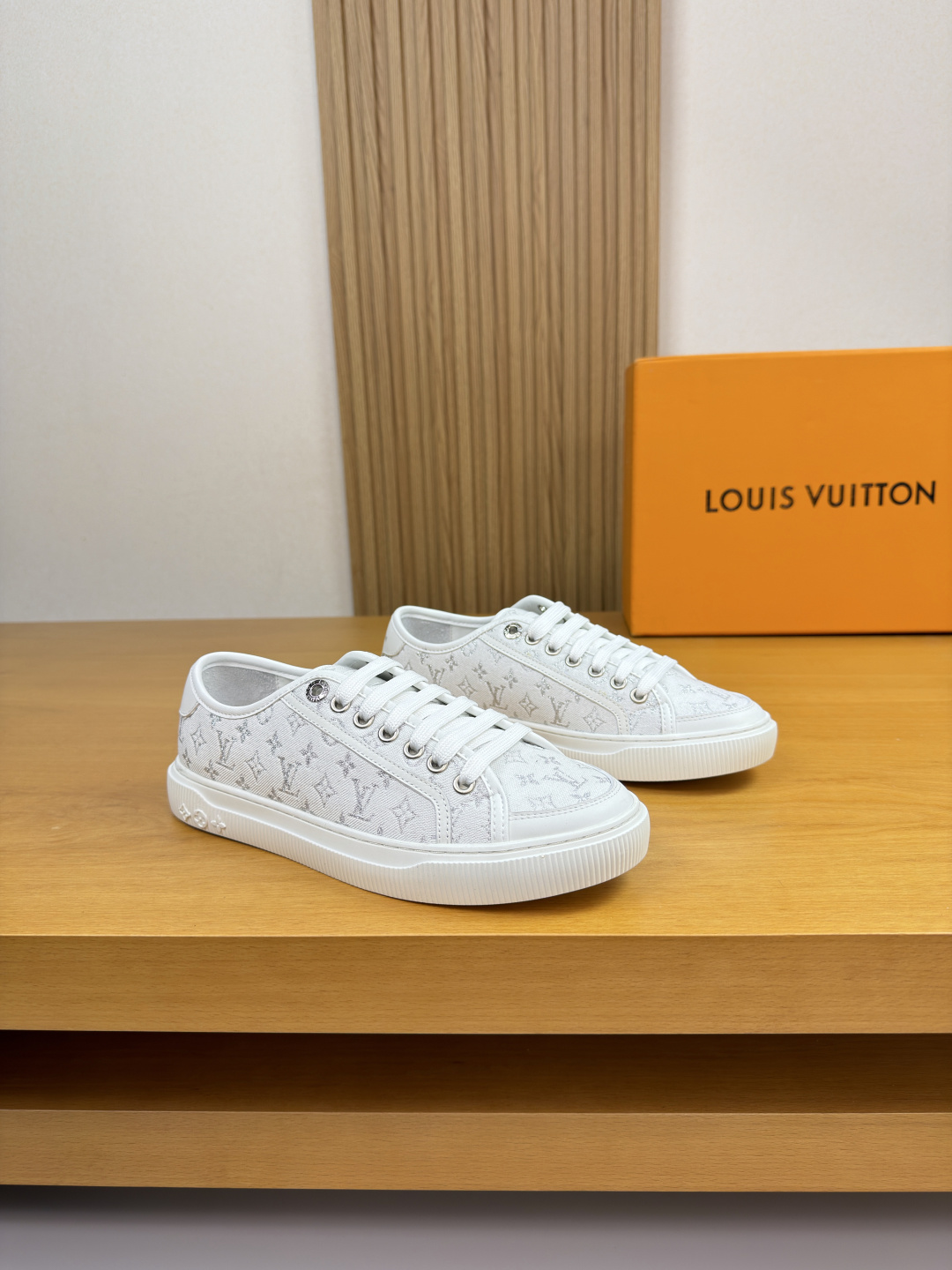 NO:604399,[Louis Vuitton] Louis Vuitton - high-end quality original couple's wear casual sports sneakers - upper Nappa calfskin, brand totem canvas cloth, tongue and heel; silk screen brand logo - water-dyed cowhide inside, feet; brand canvas - outsole ultra-light TPR rubber; molded outsole - ultra-high quality control, fine workmanship highlighted (high-end, luxury, grade) -Size  Same style for men and women 35-44 (women 34, 40, 41, men 45, 46, can be customized)·L0179,, louis vuitton, louis vuitton, cowhide19860909【Louis Vuitton】路易威登 -高端品质 原单 情侣装 休闲运动板鞋 -鞋面纳帕小牛皮、品牌图腾帆布布匹、鞋舌.后跟；丝印品牌Logo -内里水染牛皮,垫脚；品牌帆布 -大底超轻TPR·橡胶；成型大底 -超高品控·做工精细凸显(高端·贵气·档次) -Size 男女同款35-44（女34,40,41,男45,46,可订做)·L0179,,louis vuitton,louis vuitton,cowhide,Men's shoes