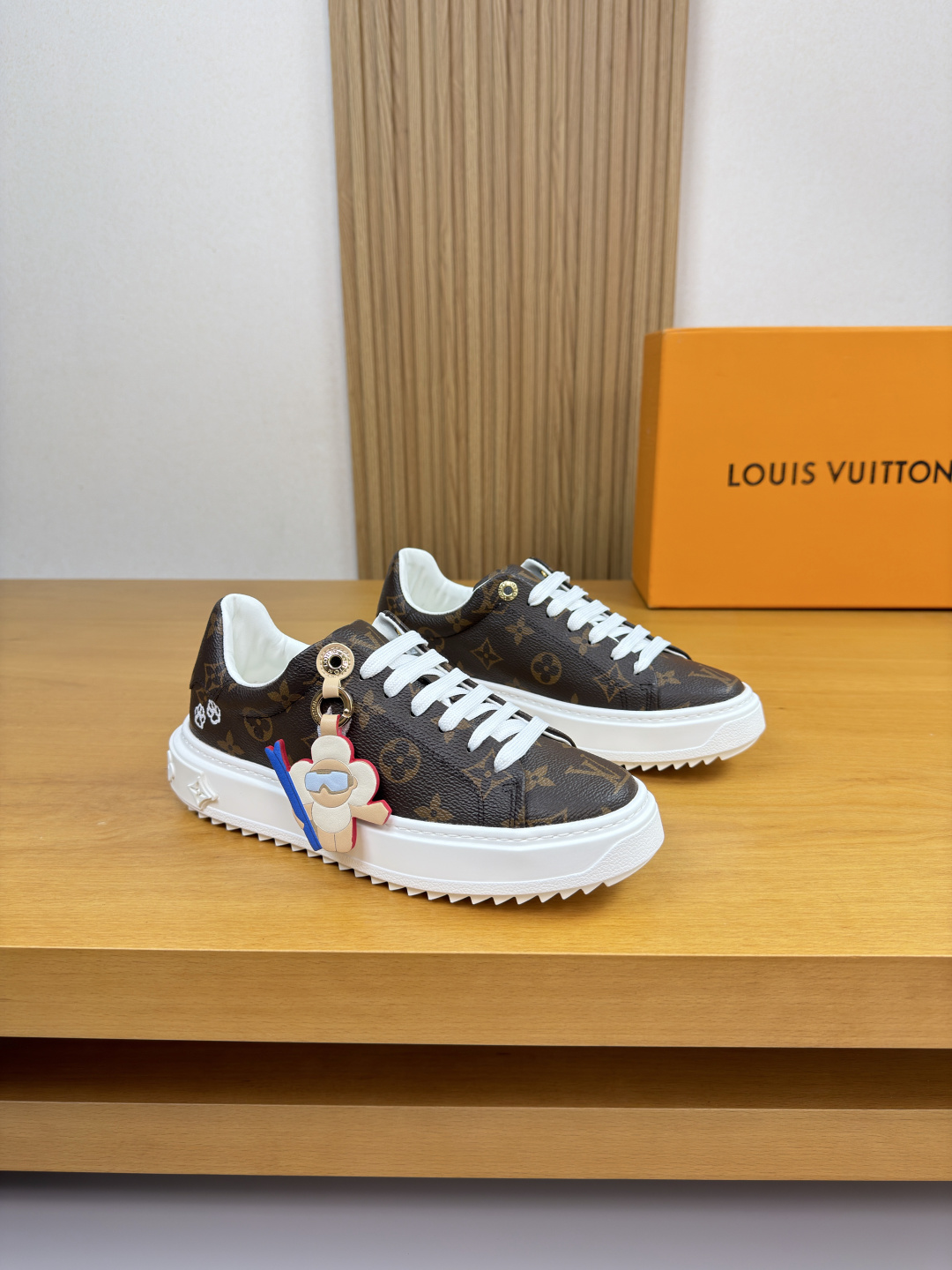 NO:604404,[Louis Vuitton] Louis Vuitton - High-end quality original couple's wear casual sports sneakers - Upper brand totem PVC leather, shoe collar. Brand logo metal eyelet buckle, brand pendant - Water-dyed cowhide inside - Outsole ultra-light TPU foam rubber; molded outsole - Ultra-high quality control, fine workmanship highlighted (high-end, luxury, grade) -Size  Same style for men and women 35-44 (women 34, 40, 41, men 45, 46, can be customized)·L0179,, louis vuitton, louis vuitton, cowhide19860909【Louis Vuitton】路易威登 -高端品质 原单 情侣装 休闲运动板鞋 -鞋面品牌图腾PVC皮料、鞋口.品牌Logo金属鸡眼扣、品牌吊坠 -内里水染牛皮 -大底超轻TPU发泡·橡胶；成型大底 -超高品控·做工精细凸显(高端·贵气·档次) -Size 男女同款35-44（女34,40,41,男45,46,可订做)·L0179,,louis vuitton,louis vuitton,cowhide,Men's shoes