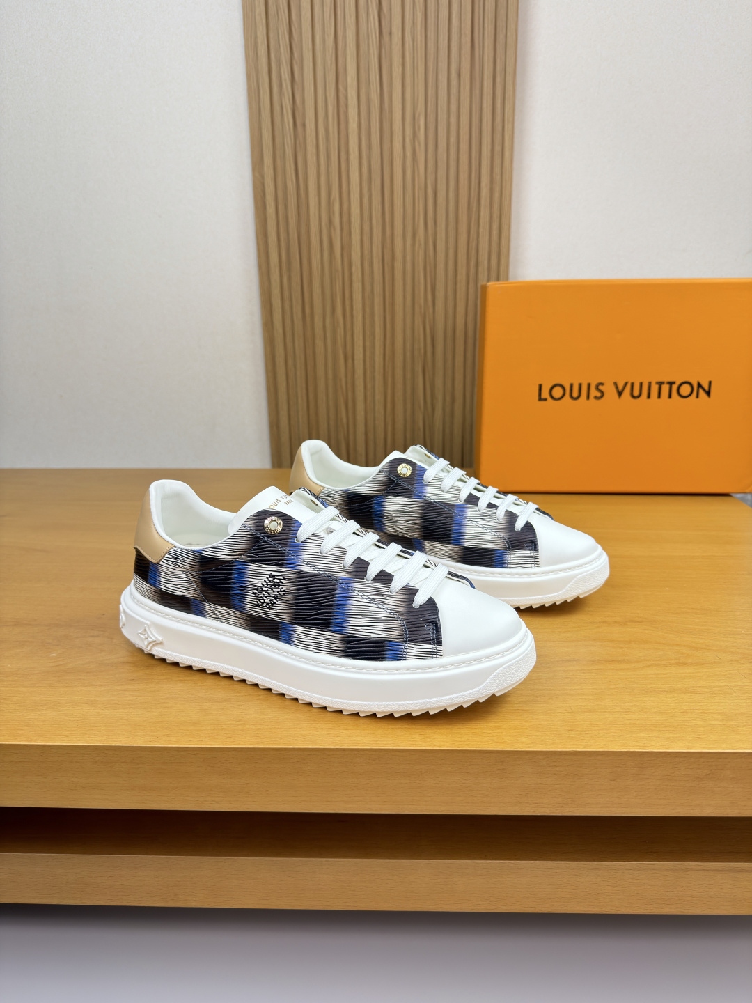 NO:604353,[Louis Vuitton] Louis Vuitton - high-end quality original couple's wear casual sports sneakers - upper Nappa calfskin, brand totem PVC leather, shoe collar. Brand logo metal eyelet buckle, brand pendant - water-dyed cowhide inside - outsole ultra-light TPU foam rubber; molded outsole - ultra-high quality control, fine workmanship highlighted (high-end, luxury, grade) -Size  Same style for men and women 35-44 (women 34, 40, 41, men 45, 46, can be customized)·L0179,, louis vuitton, louis vuitton, cowhide19860909【Louis Vuitton】路易威登 -高端品质 原单 情侣装 休闲运动板鞋 -鞋面纳帕小牛皮、品牌图腾PVC皮料、鞋口.品牌Logo金属鸡眼扣、品牌吊坠 -内里水染牛皮 -大底超轻TPU发泡·橡胶；成型大底 -超高品控·做工精细凸显(高端·贵气·档次) -Size 男女同款35-44（女34,40,41,男45,46,可订做)·L0179,,louis vuitton,louis vuitton,cowhide,Men's shoes