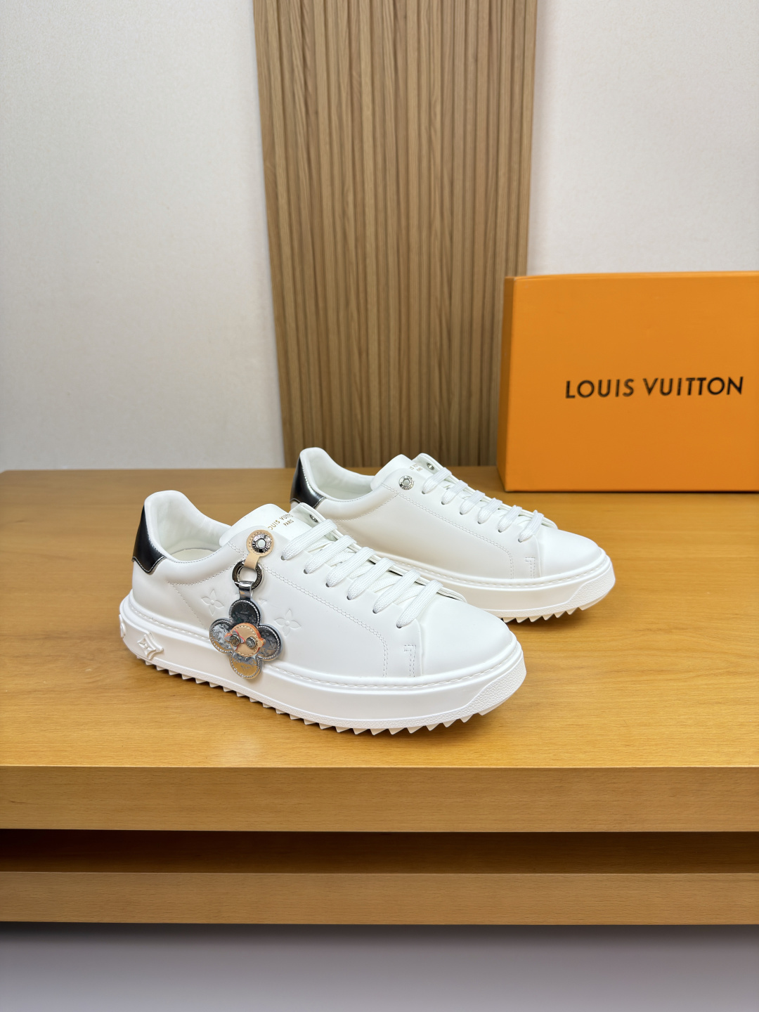 NO:604359,【Louis Vuitton】Louis Vuitton - high-end quality, original order, couple wear, casual sports sneakers - upper Nappa calfskin, shoe collar. Brand logo metal eyelet buckle, brand pendant - lining water-dyed cowhide - outsole ultra-light TPU foam rubber; molded outsole - ultra-high quality control, fine workmanship highlighted (high-end, luxury, grade) -Size  Same style for men and women 35-44 (women 34, 40, 41, men 45, 46, can be customized)·L0179,, louis vuitton, louis vuitton, cowhide19860909【Louis Vuitton】路易威登 -高端品质 原单 情侣装 休闲运动板鞋 -鞋面纳帕小牛皮、鞋口.品牌Logo金属鸡眼扣、品牌吊坠 -内里水染牛皮 -大底超轻TPU发泡·橡胶；成型大底 -超高品控·做工精细凸显(高端·贵气·档次) -Size 男女同款35-44（女34,40,41,男45,46,可订做)·L0179,,louis vuitton,louis vuitton,cowhide,Men's shoes