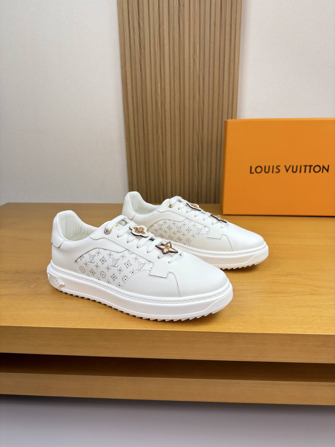 NO:604365,[Louis Vuitton] Louis Vuitton - high-end quality original couple's wear casual sports sneakers - upper Nappa calfskin. Color printed brand totem, shoe collar. Brand logo metal eyelet buckle, brand pendant - Water-dyed cowhide inside - Outsole ultra-light TPU foam rubber; molded outsole - Ultra-high quality control, fine workmanship highlights (high-end, luxury, grade) -Size  Same style for men and women 35-44 (women 34, 40, 41, men 45, 46, can be customized)·L0179,, louis vuitton, louis vuitton, cowhide19860909【Louis Vuitton】路易威登 -高端品质 原单 情侣装 休闲运动板鞋 -鞋面纳帕小牛皮.彩印品牌图腾、鞋口.品牌Logo金属鸡眼扣、品牌吊坠 -内里水染牛皮 -大底超轻TPU发泡·橡胶；成型大底 -超高品控·做工精细凸显(高端·贵气·档次) -Size 男女同款35-44（女34,40,41,男45,46,可订做)·L0179,,louis vuitton,louis vuitton,cowhide,Men's shoes
