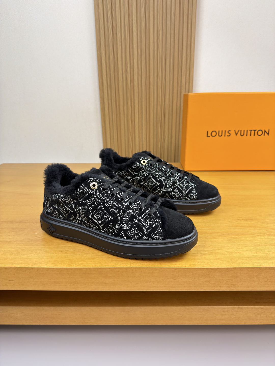 NO:604371,【Louis Vuitton】Louis Vuitton - High-end quality original couple's wear casual sports sneakers - High mercerized suede calfskin upper, embroidered brand totem, tongue. Heel. Silk-printed brand logo - Australian wool lining - Outsole ultra-light TPU foam rubber; molded outsole - Ultra-high quality control, fine workmanship highlighted (high-end, luxury, grade) -Size  Same style for men and women 35-44 (women 34, 40, 41, men 45, 46, can be customized)·L0179,, louis vuitton, louis vuitton, cowhide19860909【Louis Vuitton】路易威登 -高端品质 原单 情侣装 休闲运动板鞋 -鞋面高丝光反绒小牛皮、刺绣品牌图腾、鞋舌.后跟.丝印品牌logo -内里澳洲羊毛 -大底超轻TPU发泡·橡胶；成型大底 -超高品控·做工精细凸显(高端·贵气·档次) -Size 男女同款35-44（女34,40,41,男45,46,可订做)·L0179,,louis vuitton,louis vuitton,cowhide,Men's shoes