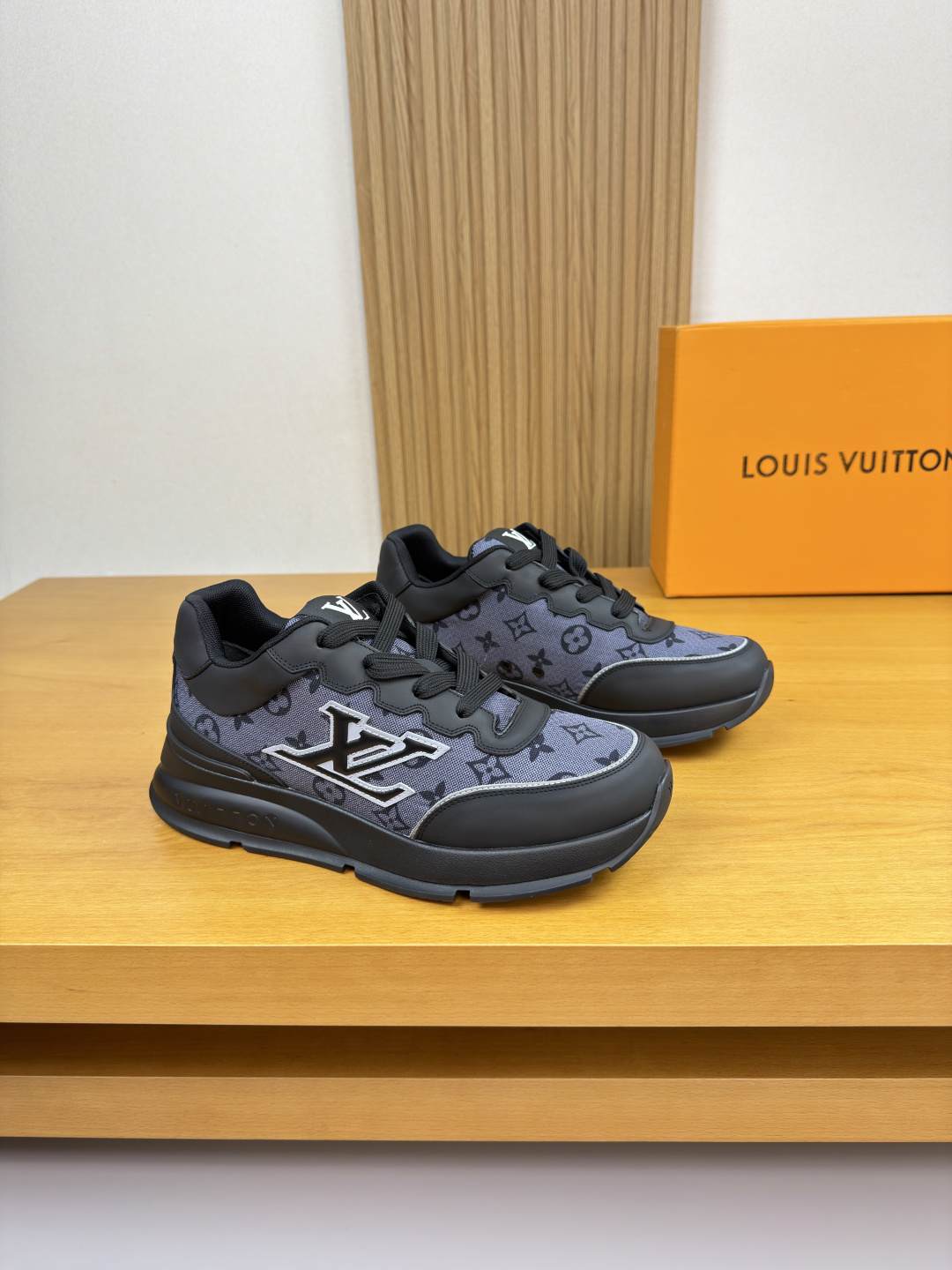 NO:604383,[Louis Vuitton] Louis Vuitton - High-end quality original order Couple wear · Casual sports shoes - Nappa calfskin upper, brand totem high mercerized canvas, shoe body sewn with brand totem, tongue, sewn brand cloth label, heel. Silk screen brand logo - Inner brand canvas - Outsole ultra-light TPU foam rubber; molded outsole - Ultra-high quality control, fine workmanship highlighted (high-end, luxury, grade) -Size  Same style for men and women 35-44 (women 35, 40, men 38, 45, 46, 47, can be customized)·L0179,,louis vuitton,louis vuitton,sneakers,cowhide19860909【Louis Vuitton】路易威登 -高端品质 原单 情侣装·休闲运动鞋 -鞋面纳帕小牛皮、品牌图腾高丝光帆布、鞋身车缝品牌图腾、鞋舌.车缝品牌布标、后跟.丝印品牌Logo -内里品牌帆布 -大底超轻TPU发泡·橡胶；成型大底 -超高品控·做工精细凸显(高端·贵气·档次) -Size 男女同款35-44（女35,40,男38、45,46,47,可订做)·L0179,,louis vuitton,louis vuitton,sneakers,cowhide,Men's shoes