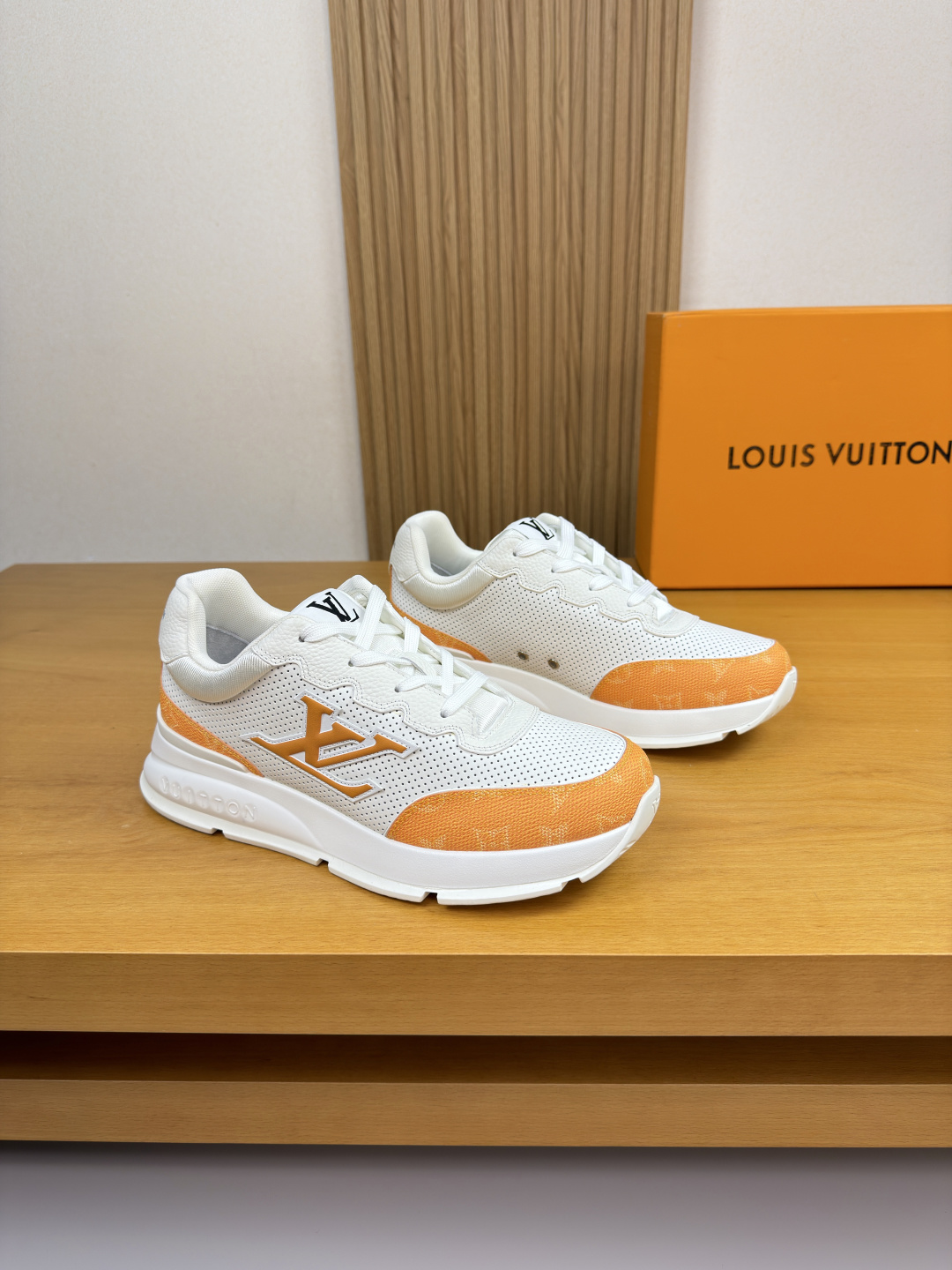 NO:604389,[Louis Vuitton] Louis Vuitton - High-end quality original order Couple's wear·Casual sports shoes - Upper with pebbled calfskin, Nappa calfskin perforation process, brand totem PVC leather, shoe body sewn with brand totem, tongue. Sewn brand cloth label, heel. Silk screen brand logo - Inner brand canvas - Outsole ultra-light TPU foam rubber; molded outsole  -Ultra-high quality control, exquisite workmanship (high-end, luxury, class) -Size 35-44 for men and women (35, 40 for women, 38, 46, 47 for men, can be customized)·L0179,, louis vuitton, louis vuitton, sneakers, cowhide19860909【Louis Vuitton】路易威登 -高端品质 原单 情侣装·休闲运动鞋 -鞋面荔纹小牛皮、纳帕小牛皮打孔工艺、品牌图腾PVC皮料、鞋身车缝品牌图腾、鞋舌.车缝品牌布标、后跟.丝印品牌Logo -内里品牌帆布 -大底超轻TPU发泡·橡胶；成型大底 -超高品控·做工精细凸显(高端·贵气·档次) -Size 男女同款35-44（女35,40,男38、45,46,47,可订做)·L0179,,louis vuitton,louis vuitton,sneakers,cowhide,Men's shoes
