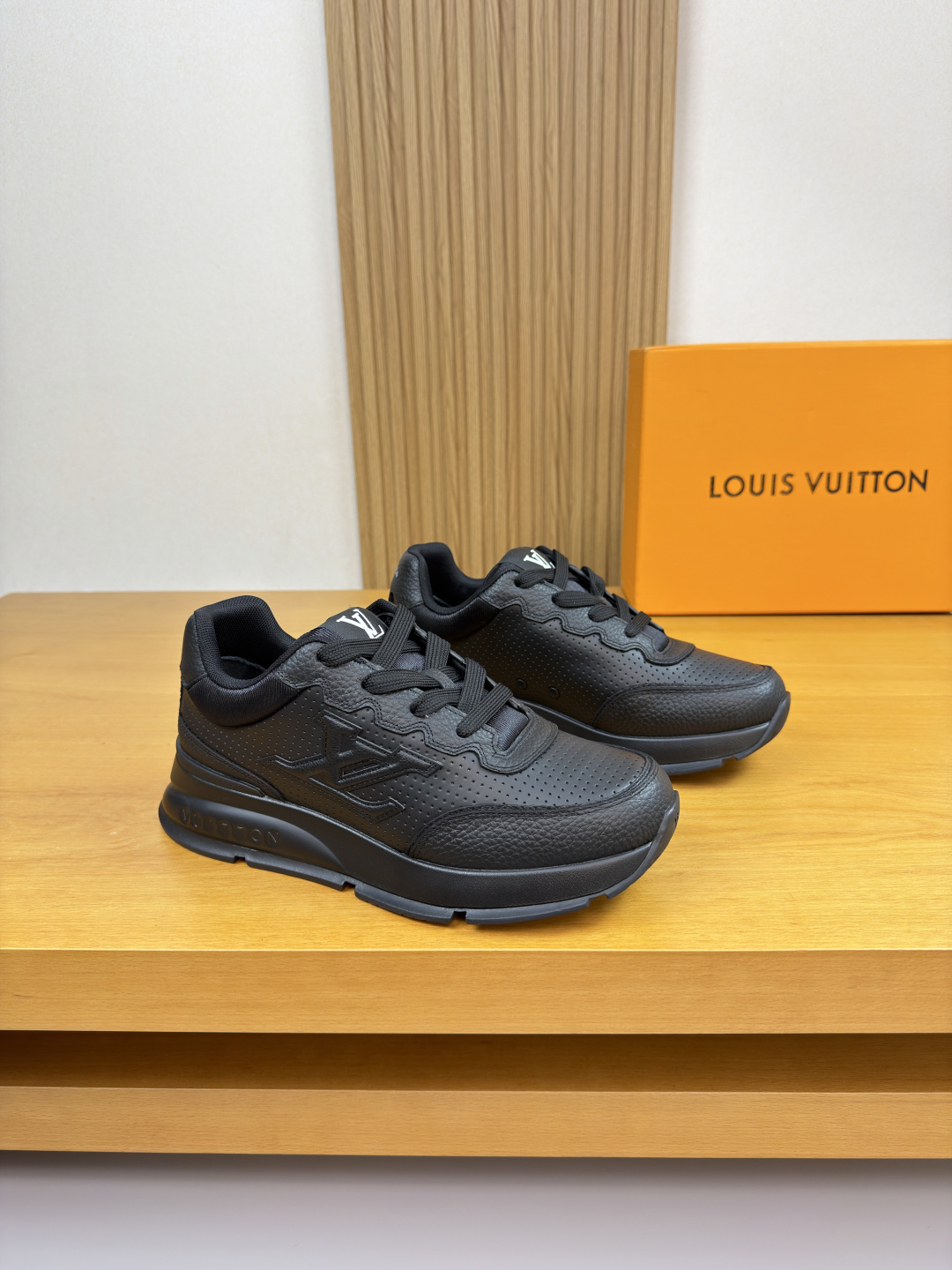 NO:604395,[Louis Vuitton] Louis Vuitton - High-end quality original order Couple wear·Casual sports shoes -Upper pebbled calfskin, Nappa calfskin perforation process, shoe body sewn brand totem, tongue. Sewn brand cloth label, heel. Silk screen brand logo -Inner brand canvas -Outsole ultra-light TPU foam rubber; molded outsole -Ultra-high quality control, fine workmanship highlighted (high-end, luxury, grade) -Size  Same style for men and women 35-44 (women 35, 40, men 38, 45, 46, 47, can be customized)·L0179,,louis vuitton,louis vuitton,sneakers,cowhide19860909【Louis Vuitton】路易威登 -高端品质 原单 情侣装·休闲运动鞋 -鞋面荔纹小牛皮、纳帕小牛皮打孔工艺、鞋身车缝品牌图腾、鞋舌.车缝品牌布标、后跟.丝印品牌Logo -内里品牌帆布 -大底超轻TPU发泡·橡胶；成型大底 -超高品控·做工精细凸显(高端·贵气·档次) -Size 男女同款35-44（女35,40,男38、45,46,47,可订做)·L0179,,louis vuitton,louis vuitton,sneakers,cowhide,Men's shoes
