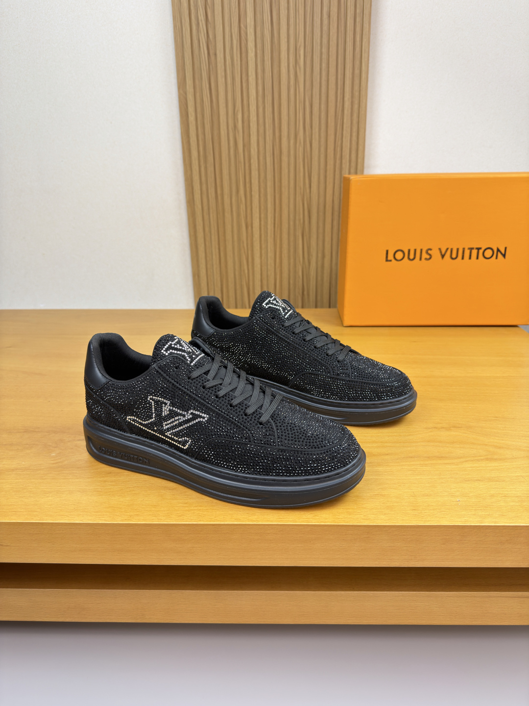 NO:604408,[Louis Vuitton] Louis Vuitton - high-end quality original order casual sports shoes - upper Nappa calfskin, brand environmentally friendly leather hand-embellished diamond craftsmanship, heel. Silk screen high frequency brand LOGO - lining brand canvas - outsole ultra-light TPU foam; molded outsole - ultra-high quality control · fine workmanship highlights (high-end · extravagance · grade) -Size 38-44 (45, can be customized) · L0117, Louis  vuitton,louis vuitton,sneakers,cowhide19860909【Louis Vuitton】路易威登 -高端品质 原单·休闲运动鞋 -鞋面纳帕小牛皮、品牌环保皮手工镶钻工艺、后跟.丝印高周波品牌LOGO -内里品牌帆布 -大底超轻TPU发泡; 成型大底 -超高品控·做工精细凸显(高端·贵气·档次) -Size 38-44（45,可订做)·L0117,,louis vuitton,louis vuitton,sneakers,cowhide,Men's shoes