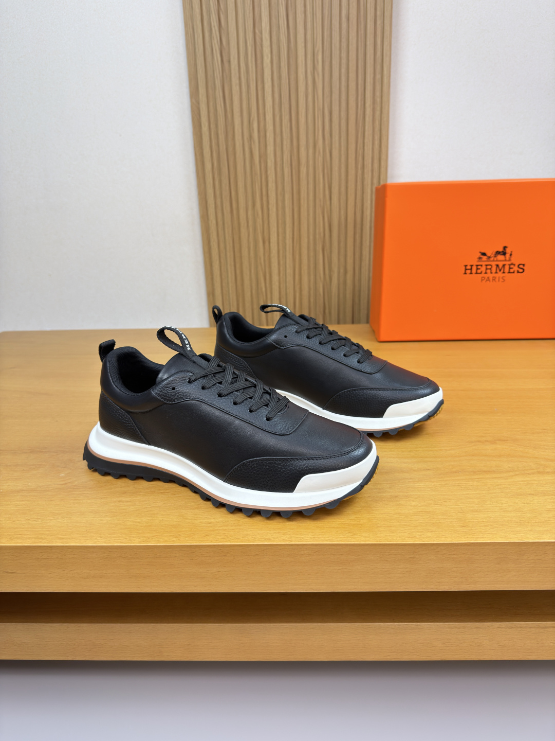 NO:604411,[HERMES] Hermès - high-end quality original casual sports shoes - upper Nappa calfskin, pebbled calfskin, tongue, heel, brand logo webbing - lining water-dyed cowhide - outsole ultra-light TPR rubber; two-color molded outsole - ultra-high quality control, fine workmanship highlighted (high-end, luxury, grade) -Size  39-44 (38,45, can be customized)·H0118,,hermes,hermes,sneakers,cowhide19860909【 HERMES】爱马仕 -高端品质 原单·休闲运动鞋 -鞋面纳帕小牛皮、荔纹小牛皮、鞋舌.后跟.品牌logo织带 -内里水染牛皮 -大底超轻TPR·橡胶；双色成型大底 -超高品控·做工精细凸显(高端·贵气·档次) -Size 39-44（38,45,可订做)·H0118,,hermes,hermes,sneakers,cowhide,Men's shoes