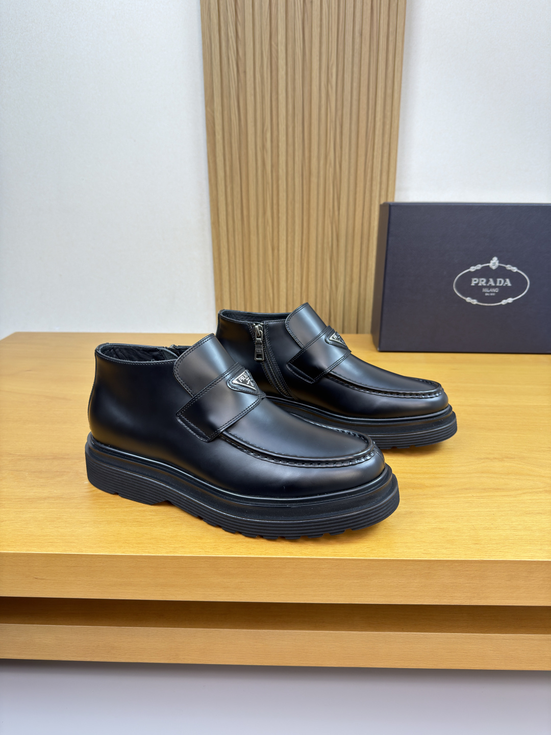 NO:604619,[PRADA] Prada - high-end quality original leather shoes - open-edge beaded calfskin, hand-stitched mark thread on shoe tabs, tongue brand metal fastener cross-arm decoration - lining water-dyed cowhide - outsole ultra-light TPU foam rubber; combined molded outsole - ultra-high quality control and fine workmanship (high-end, luxury, grade) -Size  39-44 (38, 45, 46, can be customized)·,,prada,prada,cowhide19860909【 PRADA】普拉达 -高端品质 原单·正装皮鞋 -鞋面开边珠小牛皮、鞋丹手工串缝马克线、鞋舌品牌金属扣件横担装饰 -内里水染牛皮 -大底超轻TPU发泡·橡胶; 组合成型大底 -超高品控·做工精细凸显(高端·贵气·档次) -Size 39-44（38,45,46,可订做)·,,prada,prada,cowhide,Men's shoes