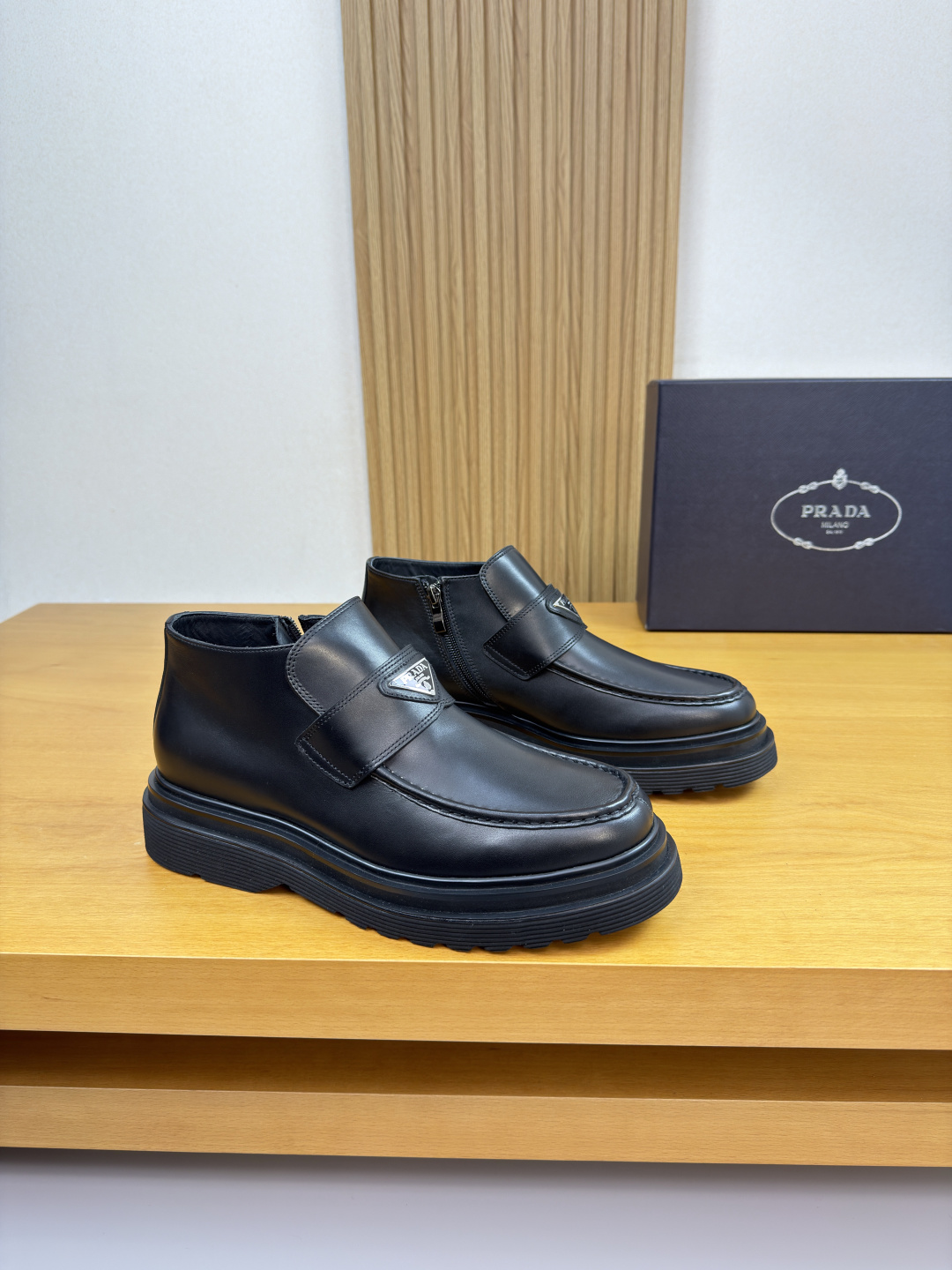 NO:604624,[PRADA] Prada - High-end quality original order formal leather shoes - Nappa calfskin upper, hand-stitched mark thread on shoe tabs, tongue brand metal fastener cross-arm decoration - water-dyed cowhide lining - ultra-light TPU foam rubber outsole; combined molded outsole - ultra-high quality control, fine workmanship (high-end, luxury, grade) -Size  39-44 (38, 45, 46, can be customized)·,,prada,prada,cowhide19860909【 PRADA】普拉达 -高端品质 原单·正装皮鞋 -鞋面纳帕小牛皮、鞋丹手工串缝马克线、鞋舌品牌金属扣件横担装饰 -内里水染牛皮 -大底超轻TPU发泡·橡胶; 组合成型大底 -超高品控·做工精细凸显(高端·贵气·档次) -Size 39-44（38,45,46,可订做)·,,prada,prada,cowhide,Men's shoes