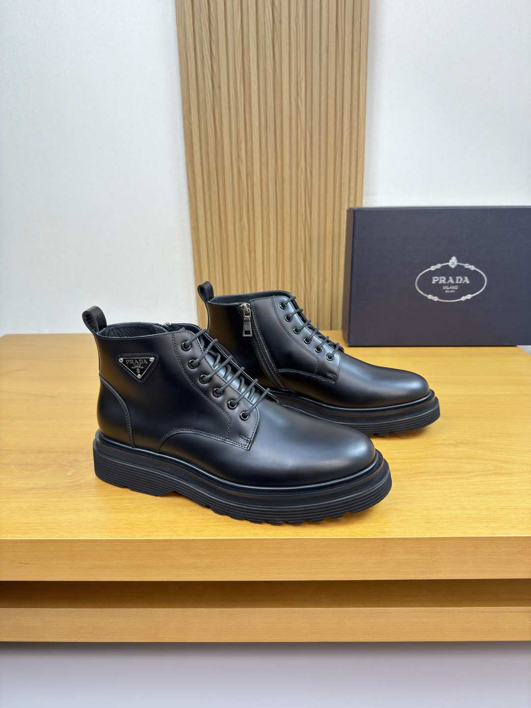 NO:604629,[PRADA] Prada - high-end quality original formal leather shoes - open-edge beaded calfskin upper, shoe body, brand metal fasteners, inner zipper - water-dyed cowhide lining - ultra-light TPU foam rubber outsole; combined molded outsole - ultra-high quality control, fine workmanship (high-end, luxury, grade) -Size 39-44 (38, 45, 46, can be customized)·,, prada, prada, cowhide19860909【 PRADA】普拉达 -高端品质 原单·正装皮鞋 -鞋面开边珠小牛皮、鞋身.品牌金属扣件、内侧拉链 -内里水染牛皮 -大底超轻TPU发泡·橡胶; 组合成型大底 -超高品控·做工精细凸显(高端·贵气·档次) -Size 39-44（38,45,46,可订做)·,,prada,prada,cowhide,Men's shoes