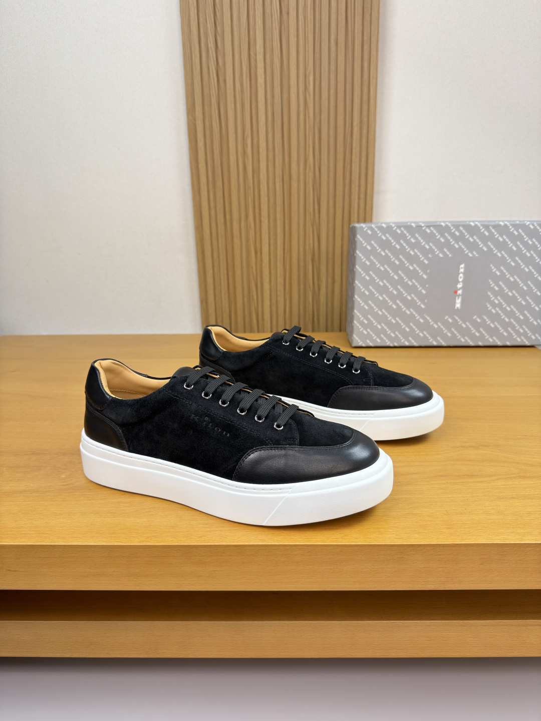 NO:604639,[Kiton] Kiton - high-end quality original casual sports shoes - upper Nappa calfskin, high mercerized suede calfskin, tongue, shoe body, air pressure brand logo - lining water-dyed cowhide - outsole ultra-light TPU foam rubber; two-color molded outsole - ultra-high quality control, fine workmanship highlighted (high-end, luxury, grade) -Size  39-44 (38, 45, 46, can be customized)·KT0122,,sneakers,cowhide19860909【 Kiton】奇顿 -高端品质 原单·休闲运动鞋 -鞋面纳帕小牛皮、高丝光反绒小牛皮、鞋舌.鞋身.空压品牌logo -内里水染牛皮 -大底超轻TPU发泡·橡胶；双色成型大底 -超高品控·做工精细凸显(高端·贵气·档次) -Size 39-44（38,45,46,可订做)·KT0122,,sneakers,cowhide,Men's shoes