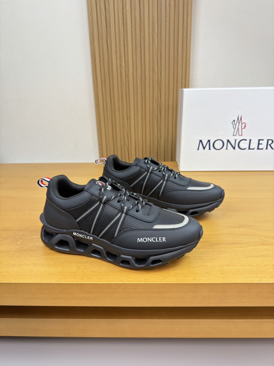 NO:604643,[MONCLER] Moncler (Mongolia) - high-end quality original casual sports shoes - upper Nappa calfskin, pebbled calfskin, M totem sewn on the shoe body, brand plastic logo module sewn on the tongue, brand webbing sewn on the heel - Branded canvas lining - Ultra-light TPU foam rubber outsole; two-color molded outsole - Super high quality control, fine workmanship highlighted (high-end, luxury, grade) -Size  39-44 (38,45, can be customized)·MC0126,,Moncler,Moncler,sneakers,cowhide19860909【MONCLER】盟可睐(蒙口)  -高端品质 原单·休闲运动鞋 -鞋面纳帕小牛皮、荔纹小牛皮、鞋身车缝M图腾、鞋舌车缝品牌塑胶logo模块、后跟车缝品牌织带 -内里品牌帆布 -大底超轻TPU发泡·橡胶；双色成型大底 -超高品控·做工精细凸显(高端·贵气·档次) -Size 39-44（38,45,可订做)·MC0126,,Moncler,Moncler,sneakers,cowhide,Men's shoes