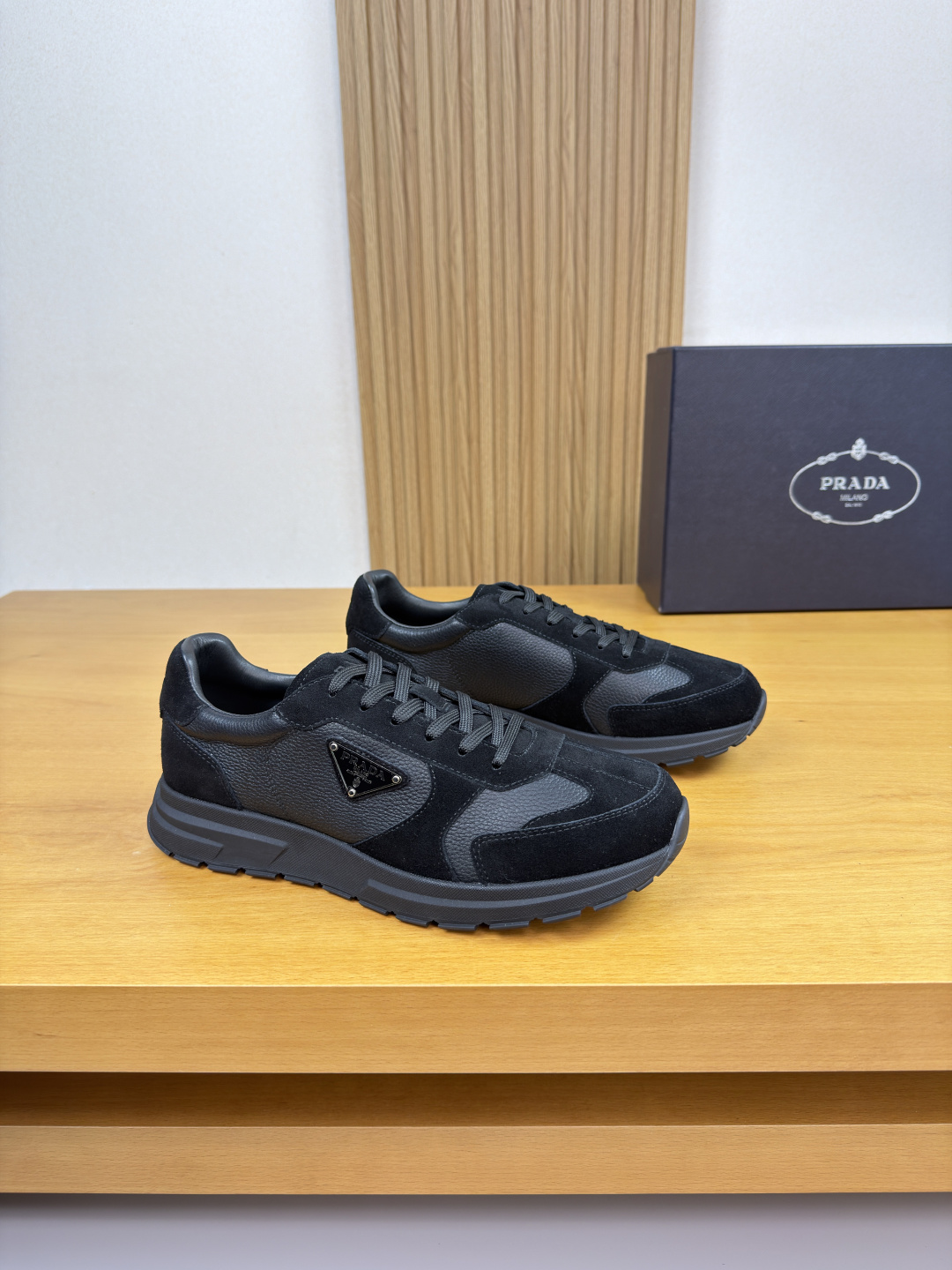 NO:604646,[PRADA] Prada - high-end quality original casual sports shoes - upper imported pebbled calfskin, high mercerized suede calfskin, shoe body, sewn brand metal fasteners, tongue, heel, air pressure brand LOGO - lining water-dyed cowhide - outsole ultra-light TPU foam rubber; two-color molded outsole - ultra-high quality control, fine workmanship highlighted (high-end, luxury, grade) -Size  38-44 (45, can be customized)·PRD0157,,prada,prada,sneakers,cowhide19860909【PRADA】普拉达 -高端品质 原单·休闲运动鞋 -鞋面进口荔纹小牛皮、高丝光反绒小牛皮、鞋身.车缝品牌金属扣件、鞋舌.后跟.空压品牌LOGO -内里水染牛皮 -大底超轻TPU发泡·橡胶；双色成型大底 -超高品控·做工精细凸显(高端·贵气·档次) -Size 38-44（45,可订做)·PRD0157,,prada,prada,sneakers,cowhide,Men's shoes
