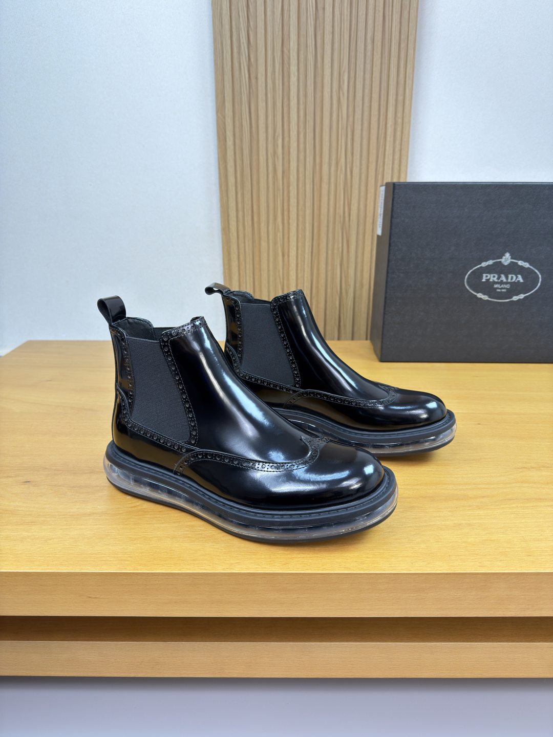 NO:604821,[PRADA] Prada - high-end quality original high-top casual leather shoes - open-edge beaded calf leather on the upper, hand-punching technology, branded elastic band on the shoe mouth - water-dyed cow leather on the inside - ultra-light TPR air bag rubber outsole; combined molded air bag outsole - ultra-high quality control and fine workmanship (high-end, luxury, grade) -Size  39-44 (38,45, can be customized)·PR0027,,prada,prada,cowhide19860909【PRADA】普拉达 -高端品质 原单·高帮休闲皮鞋 -鞋面开边珠小牛皮、手工打孔工艺、鞋口品牌松紧带 -内里水染牛皮 -大底超轻TPR气囊.橡胶；组合成型气囊大底 -超高品控·做工精细凸显(高端·贵气·档次) -Size 39-44（38,45,可订做)·PR0027,,prada,prada,cowhide,Men's shoes