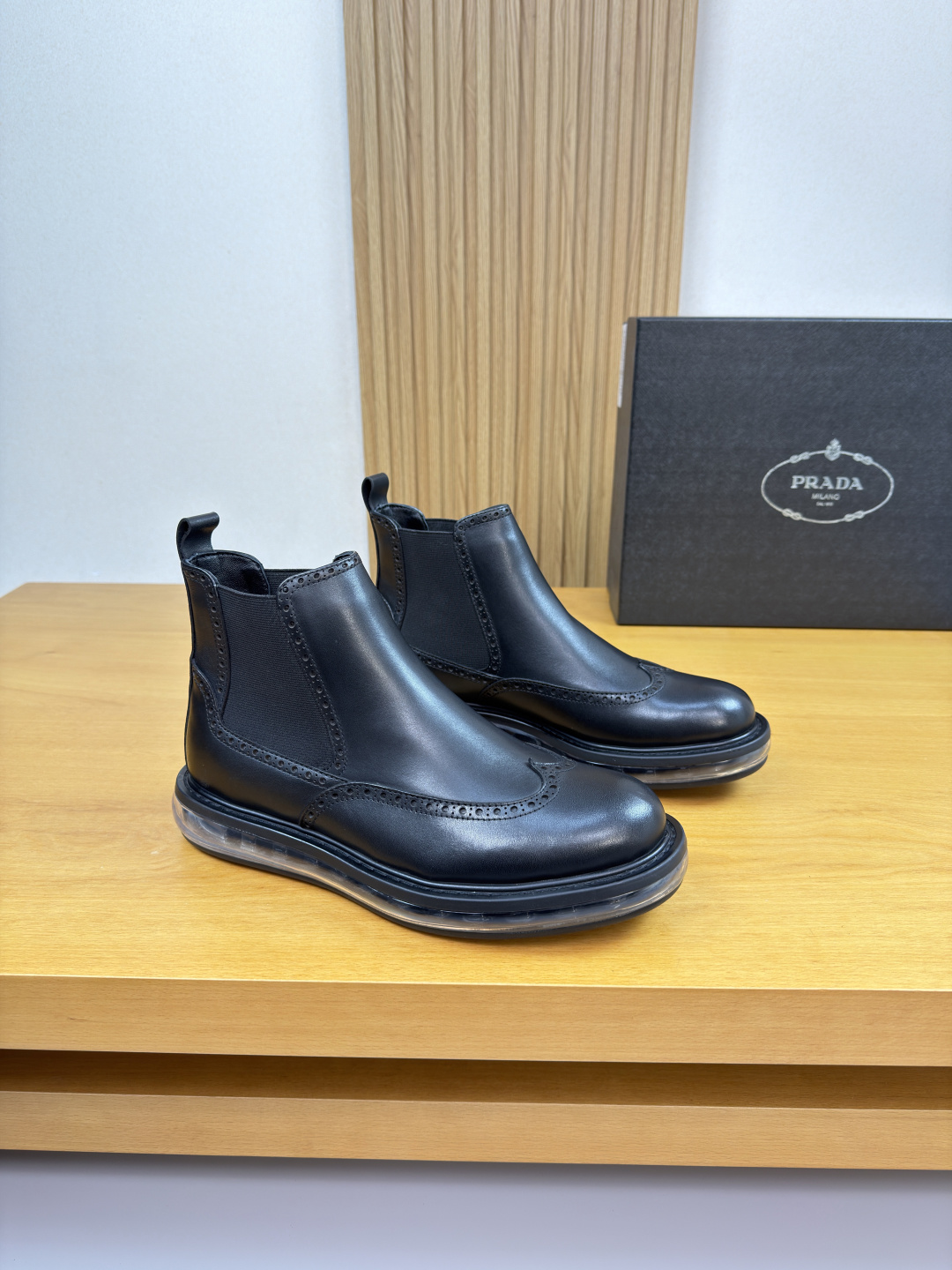 NO:604826,[PRADA] Prada - high-end quality original high-top casual leather shoes - upper Nappa calfskin, hand-punched craftsmanship, shoe brand elastic band - lining water-dyed cowhide - outsole ultra-light TPR airbag.  39-44 (38,45, can be customized)·PR0027,,prada,prada,cowhide19860909【PRADA】普拉达 -高端品质 原单·高帮休闲皮鞋 -鞋面纳帕小牛皮、手工打孔工艺、鞋口品牌松紧带 -内里水染牛皮 -大底超轻TPR气囊.橡胶；组合成型气囊大底 -超高品控·做工精细凸显(高端·贵气·档次) -Size 39-44（38,45,可订做)·PR0027,,prada,prada,cowhide,Men's shoes